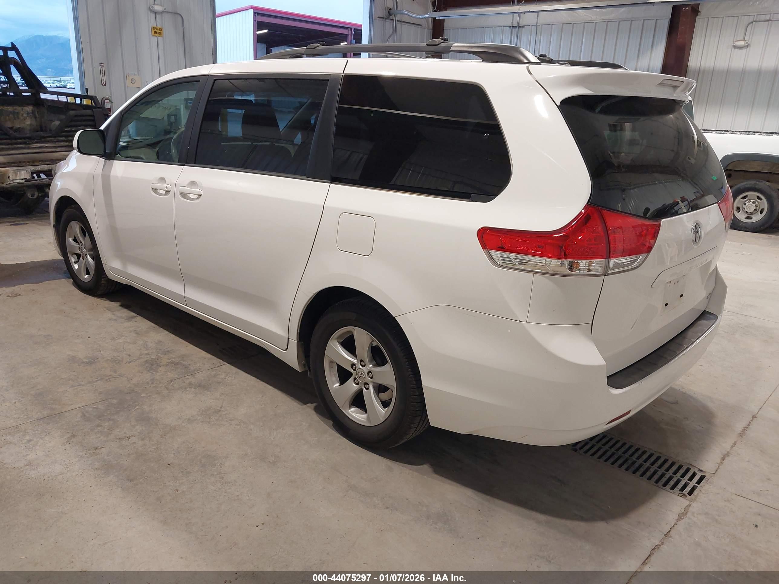 TOYOTA SIENNA image 3