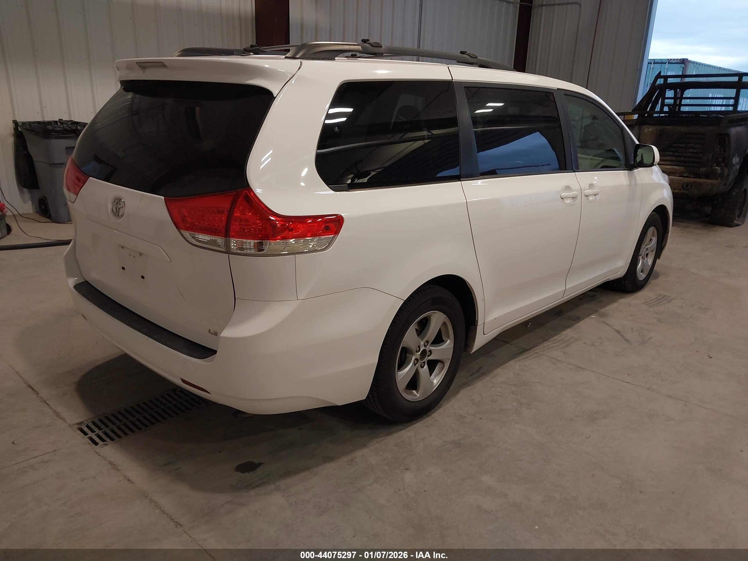 TOYOTA SIENNA image 4