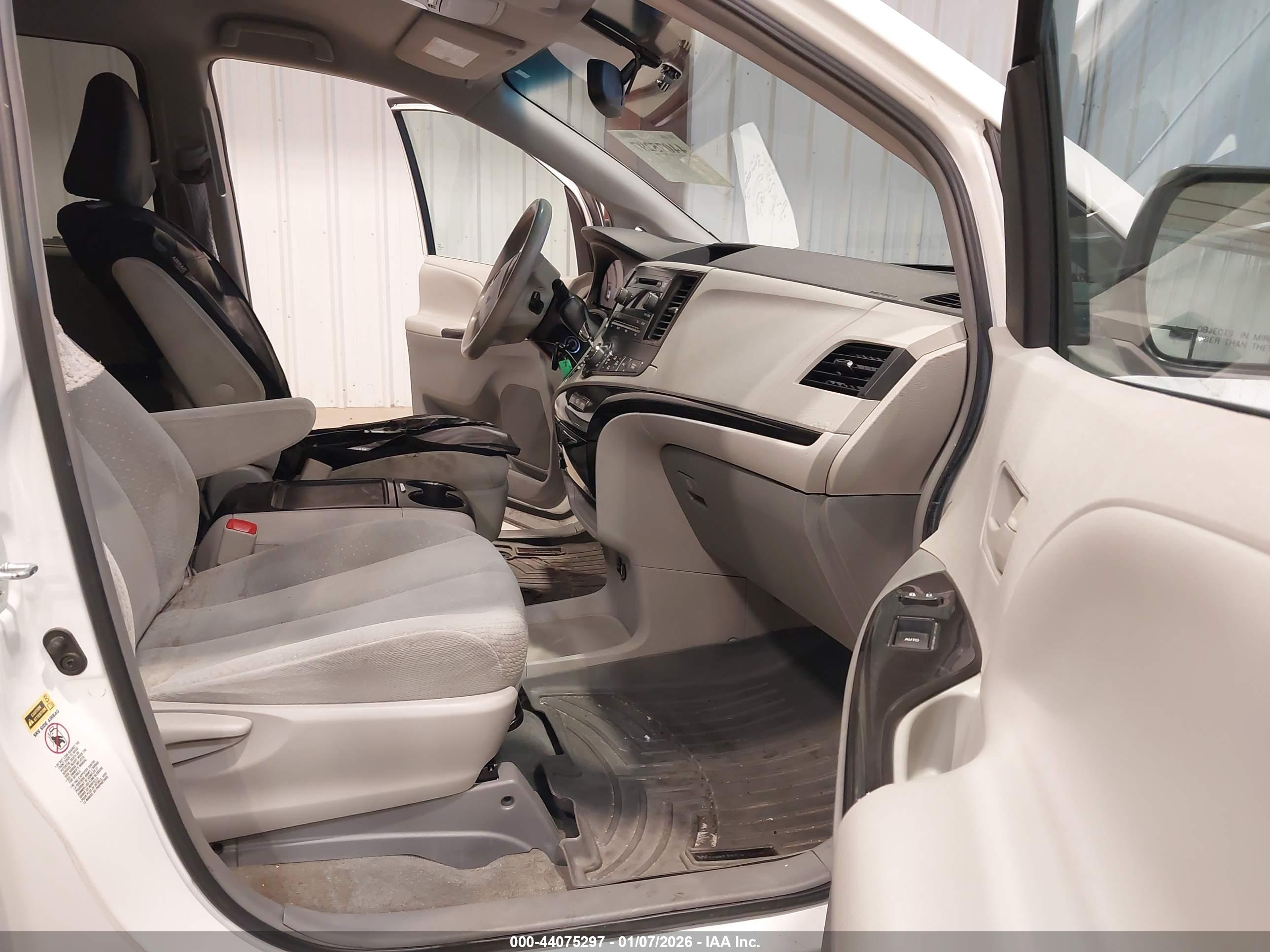 TOYOTA SIENNA image 5