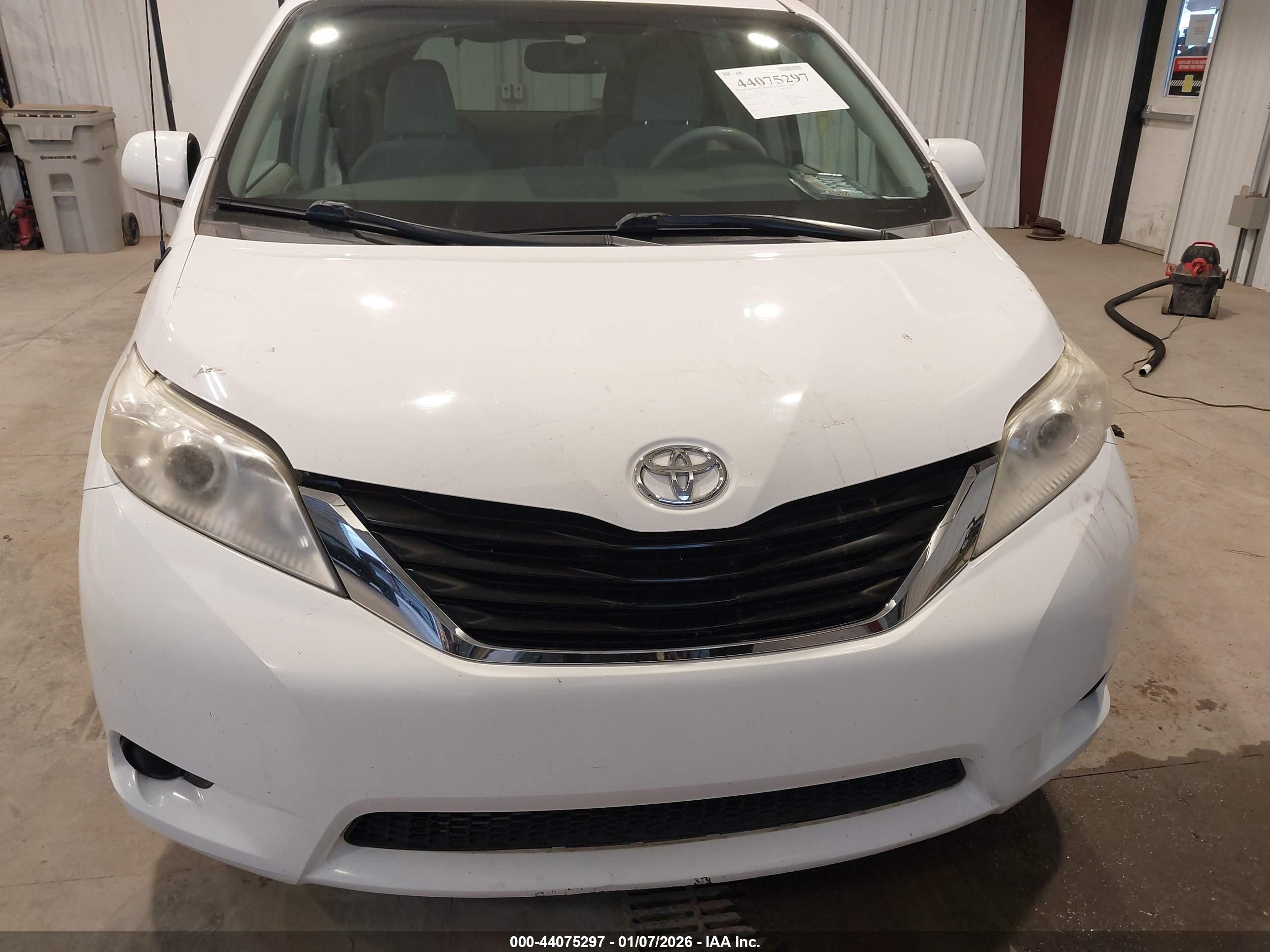 TOYOTA SIENNA image 6