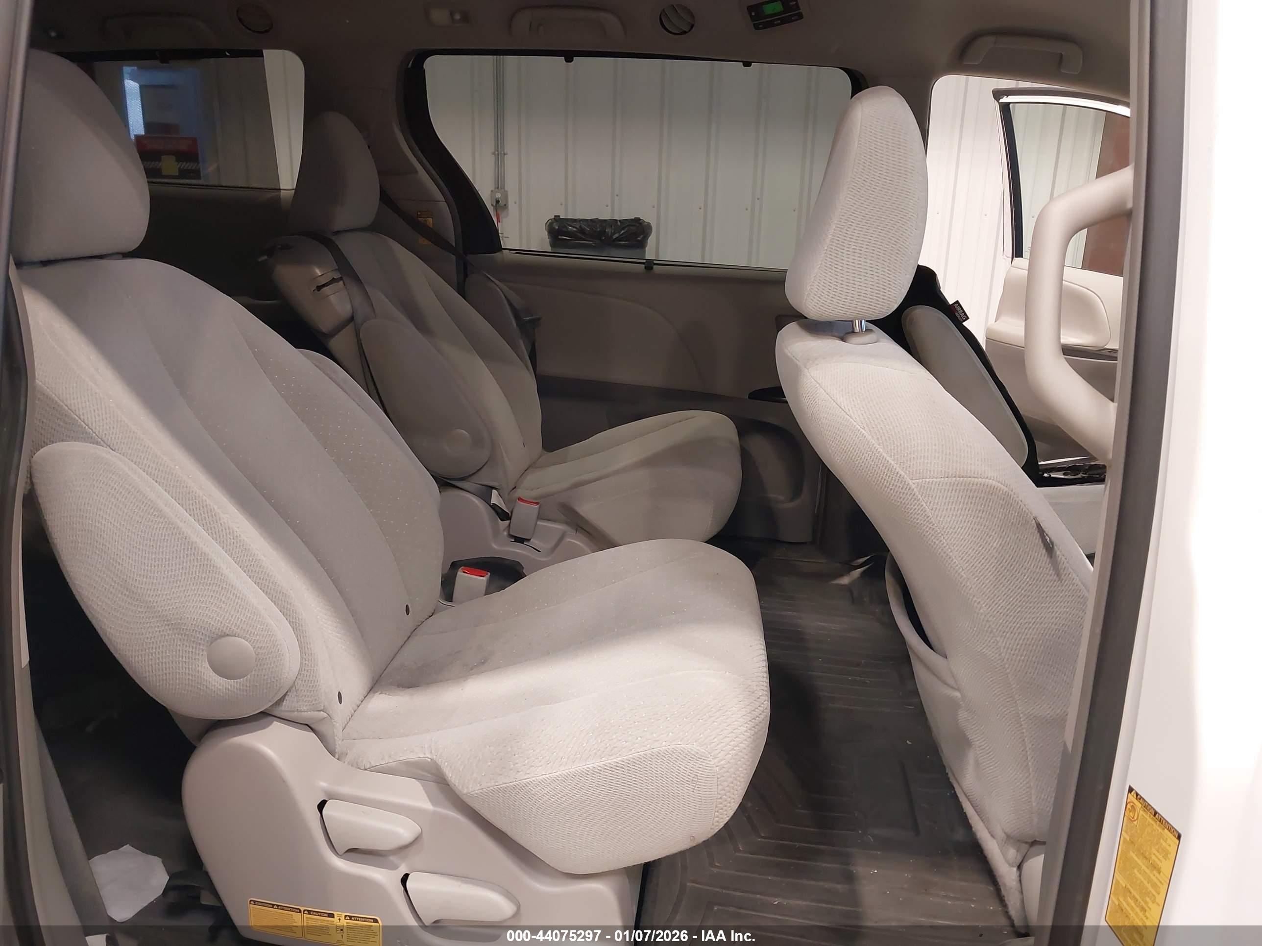 TOYOTA SIENNA image 8