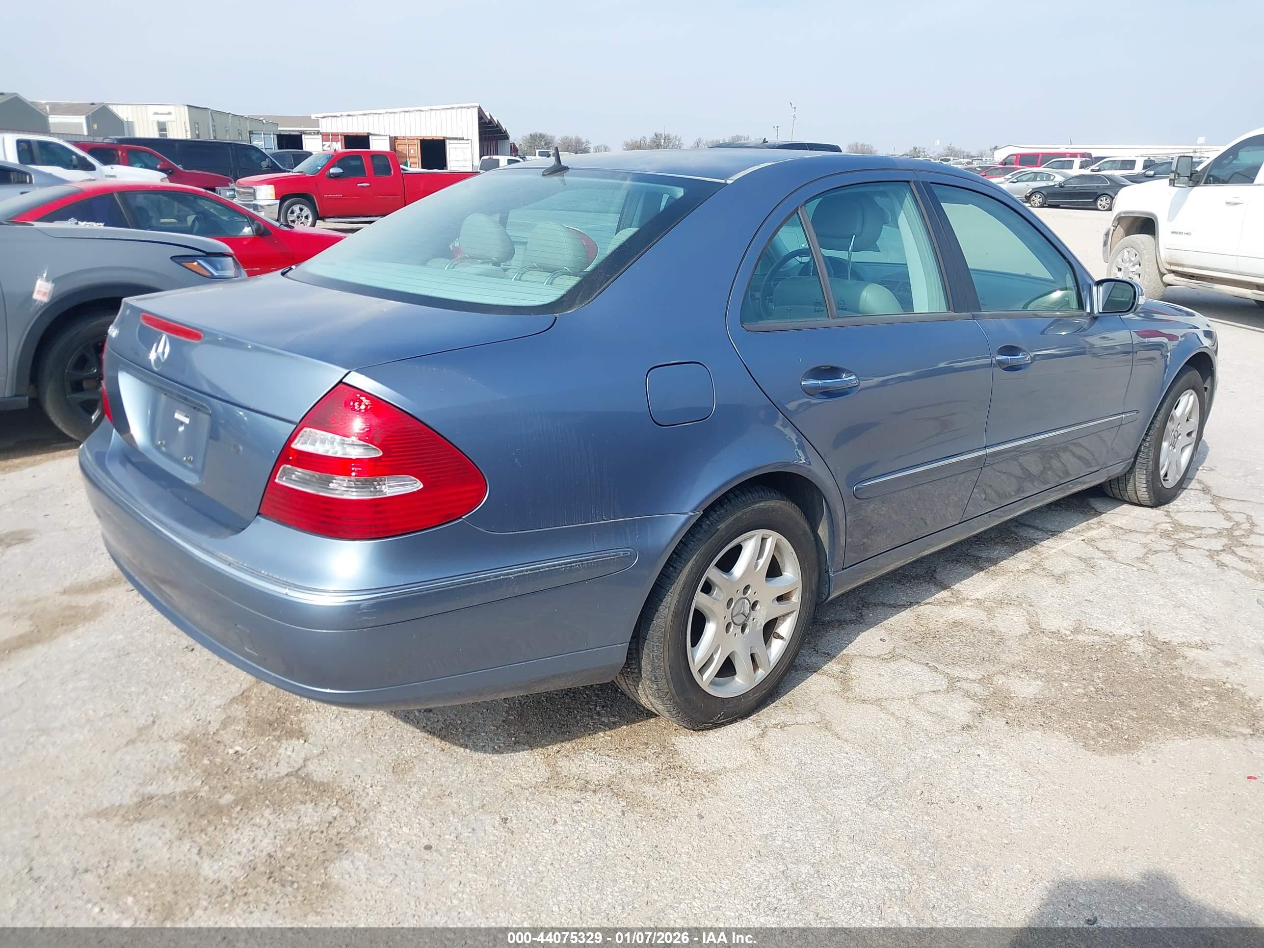 MERCEDES-BENZ E image 4