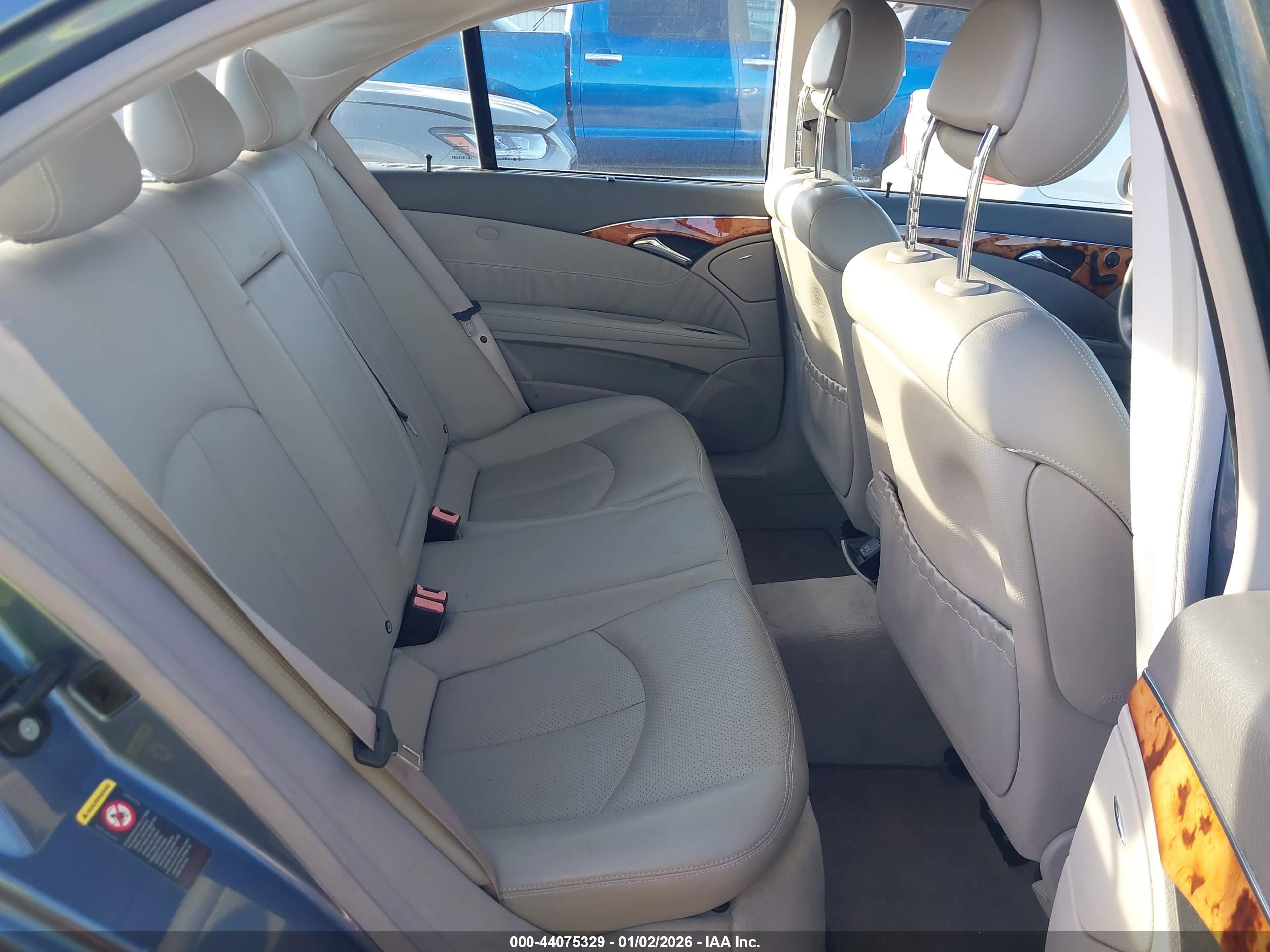 MERCEDES-BENZ E image 8