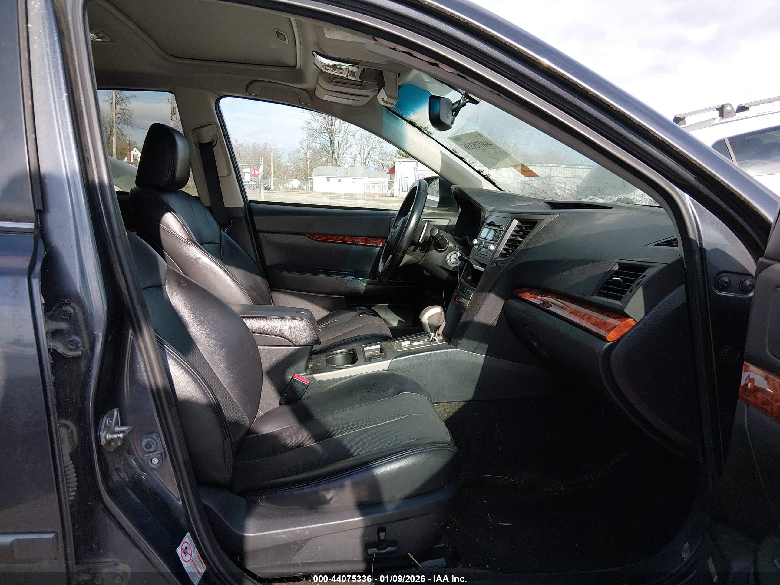 SUBARU OUTBACK image 5