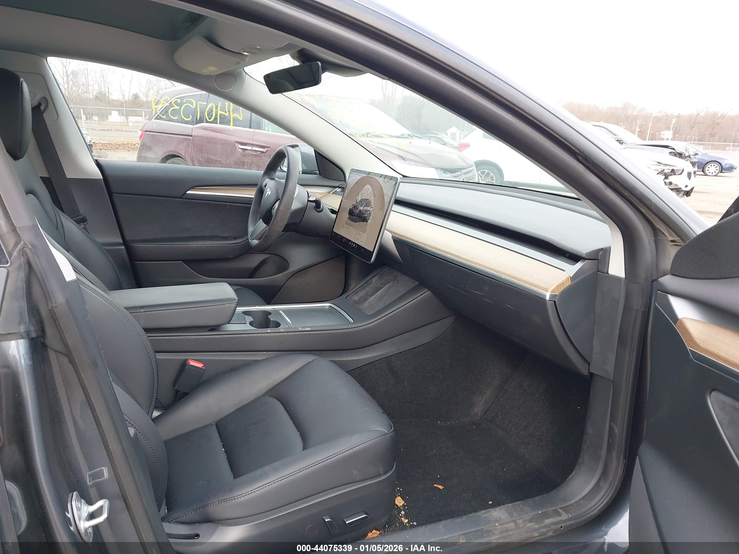 TESLA MODEL image 5