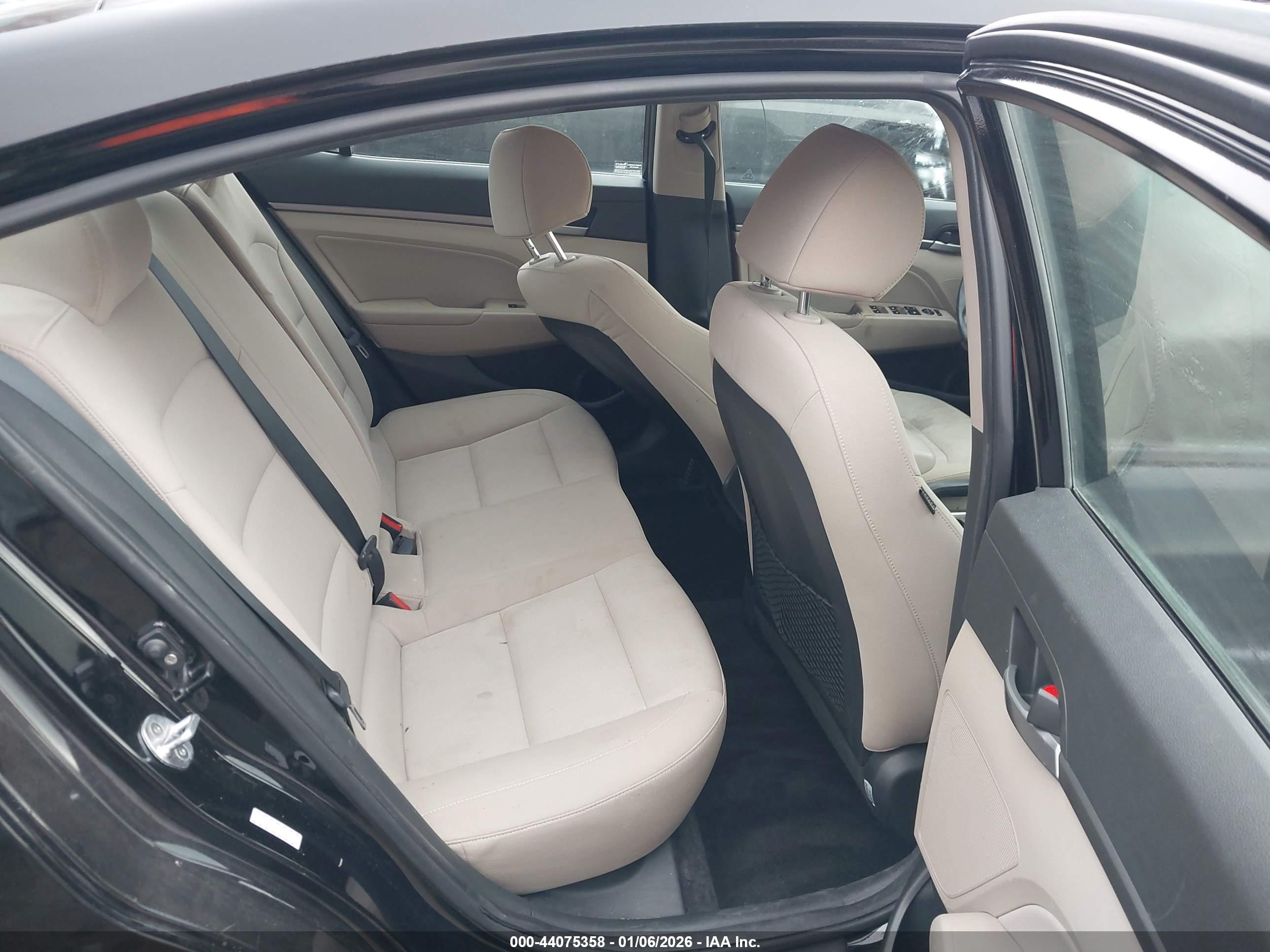 HYUNDAI ELANTRA image 8