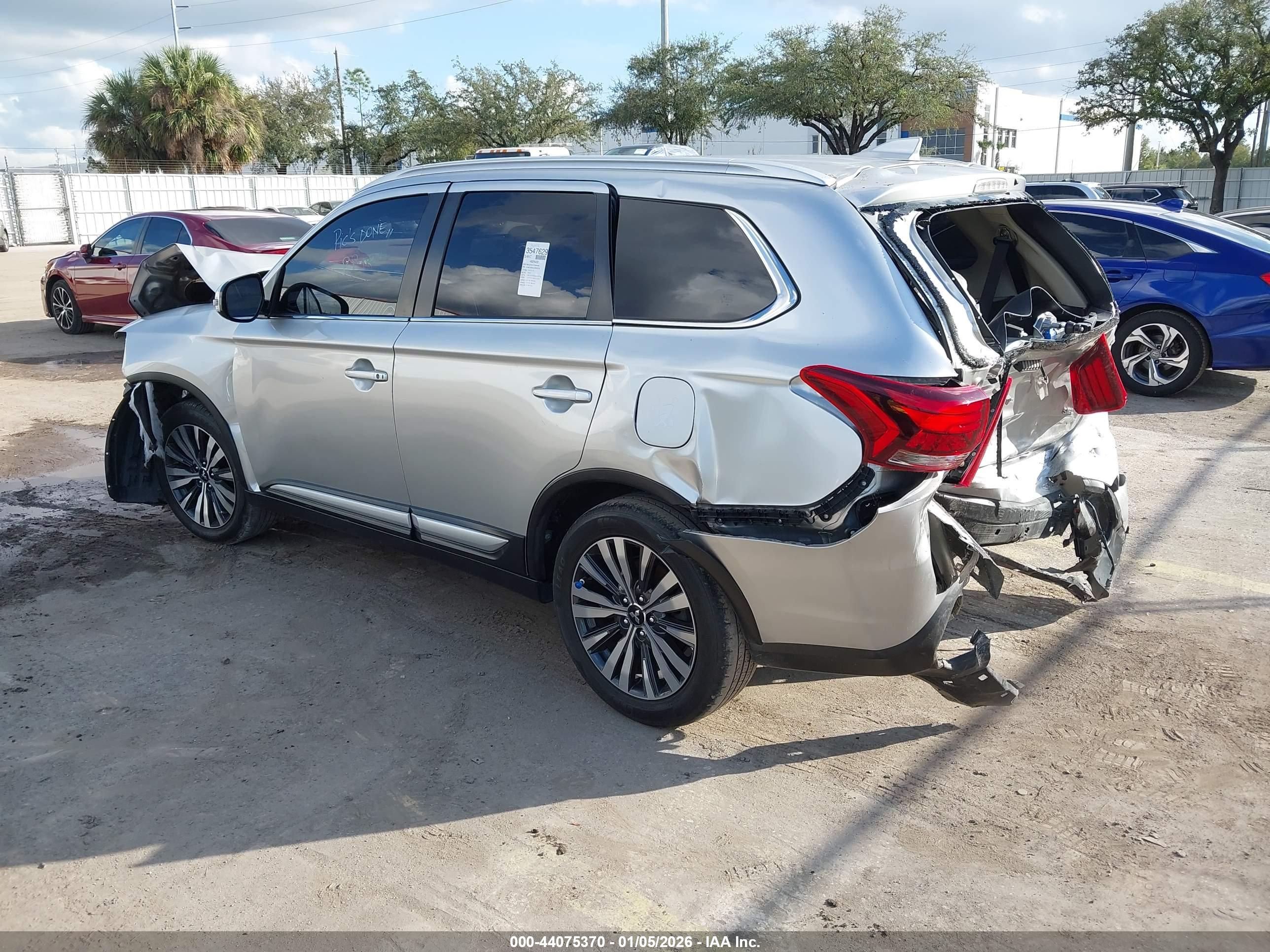 MITSUBISHI OUTLANDER image 3