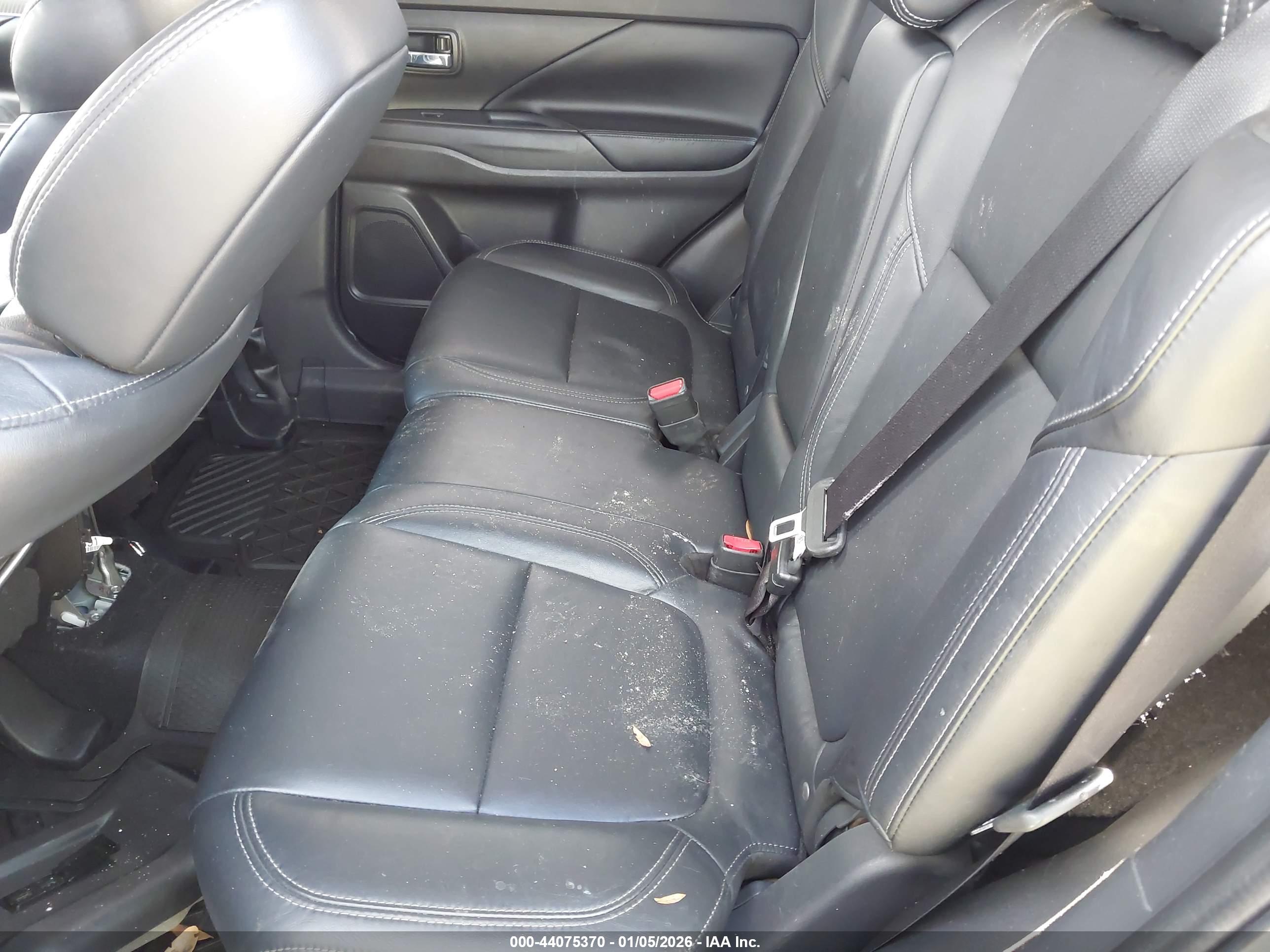 MITSUBISHI OUTLANDER image 8