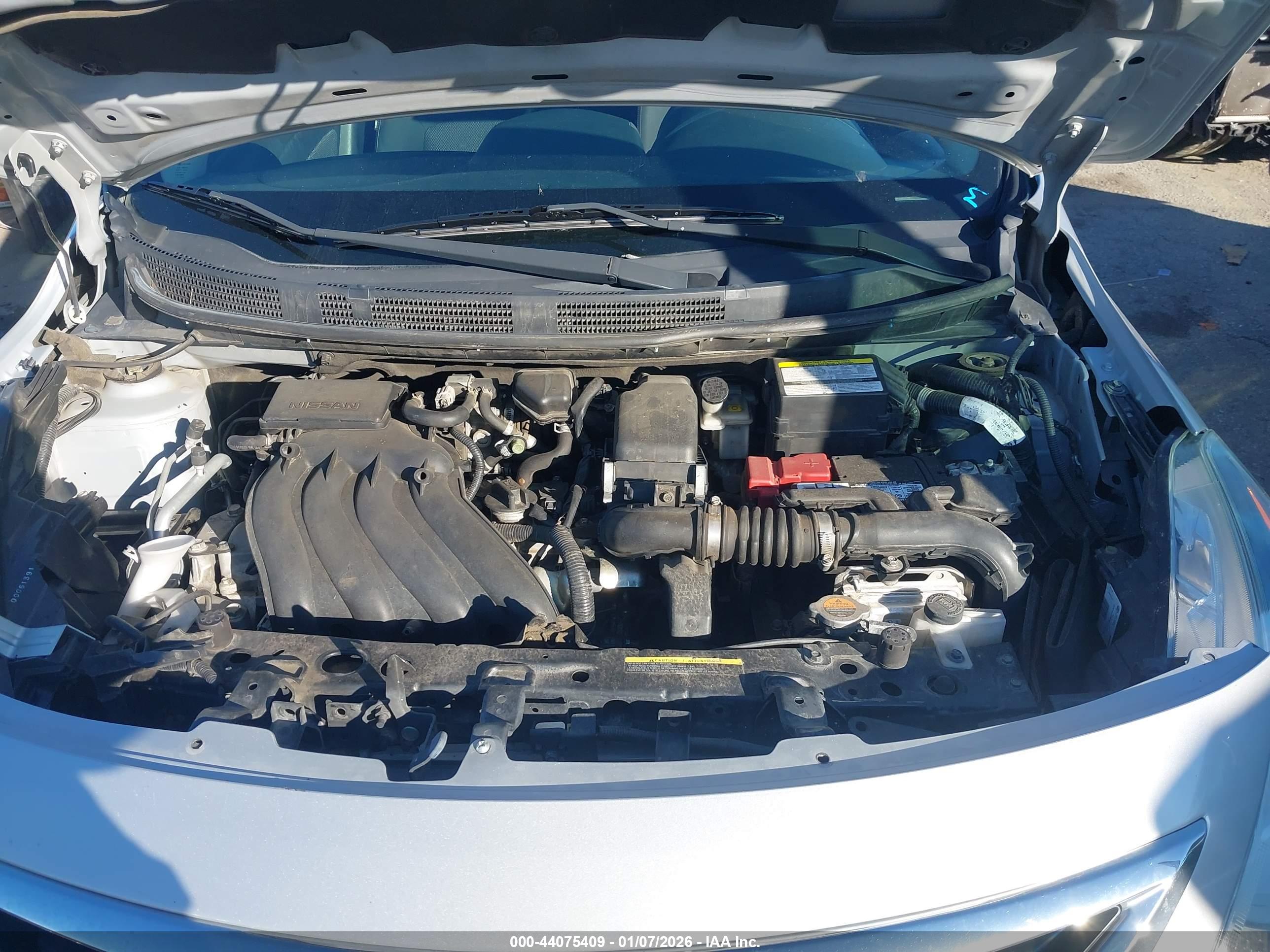 NISSAN VERSA image 10