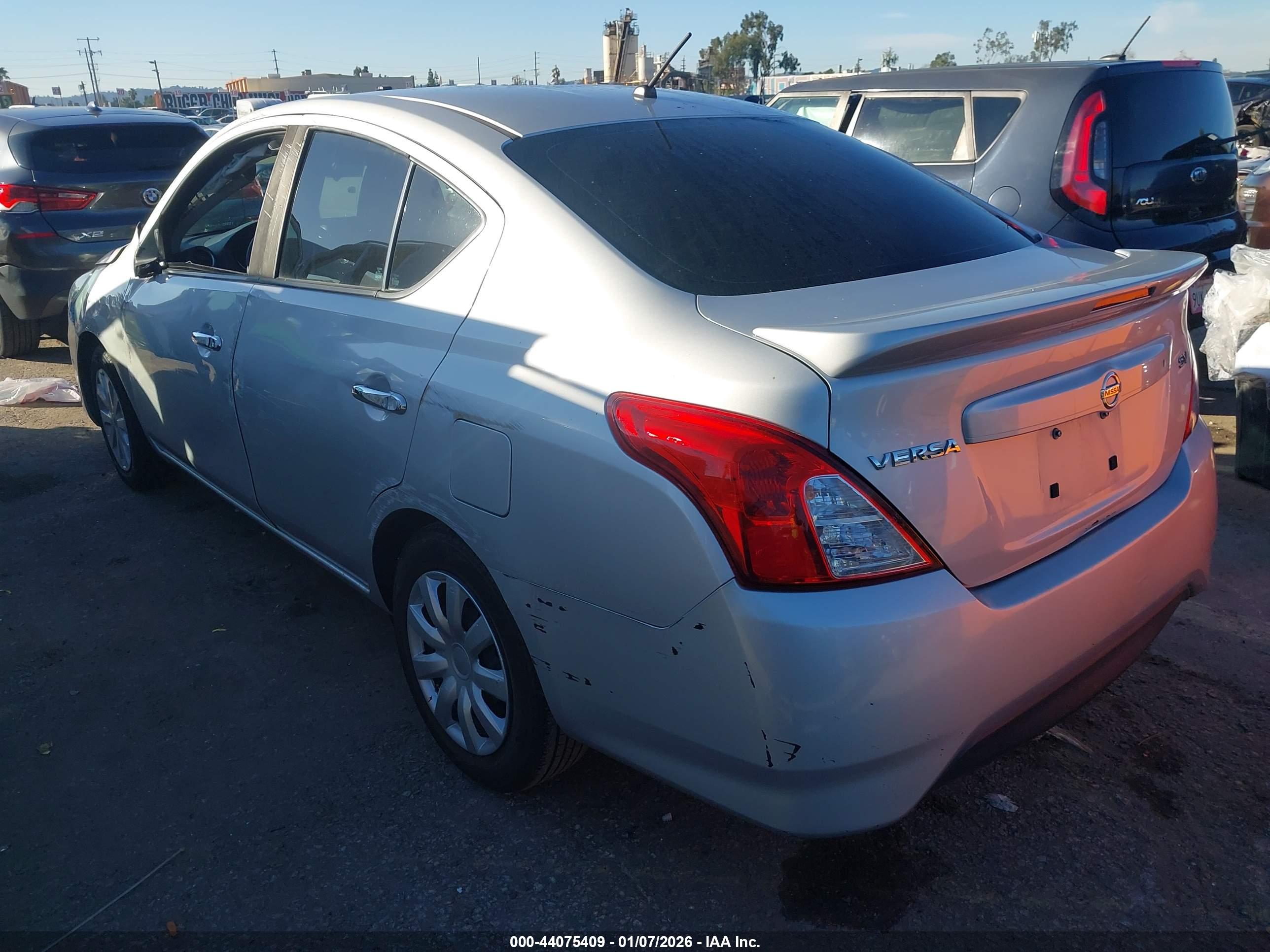 NISSAN VERSA image 3