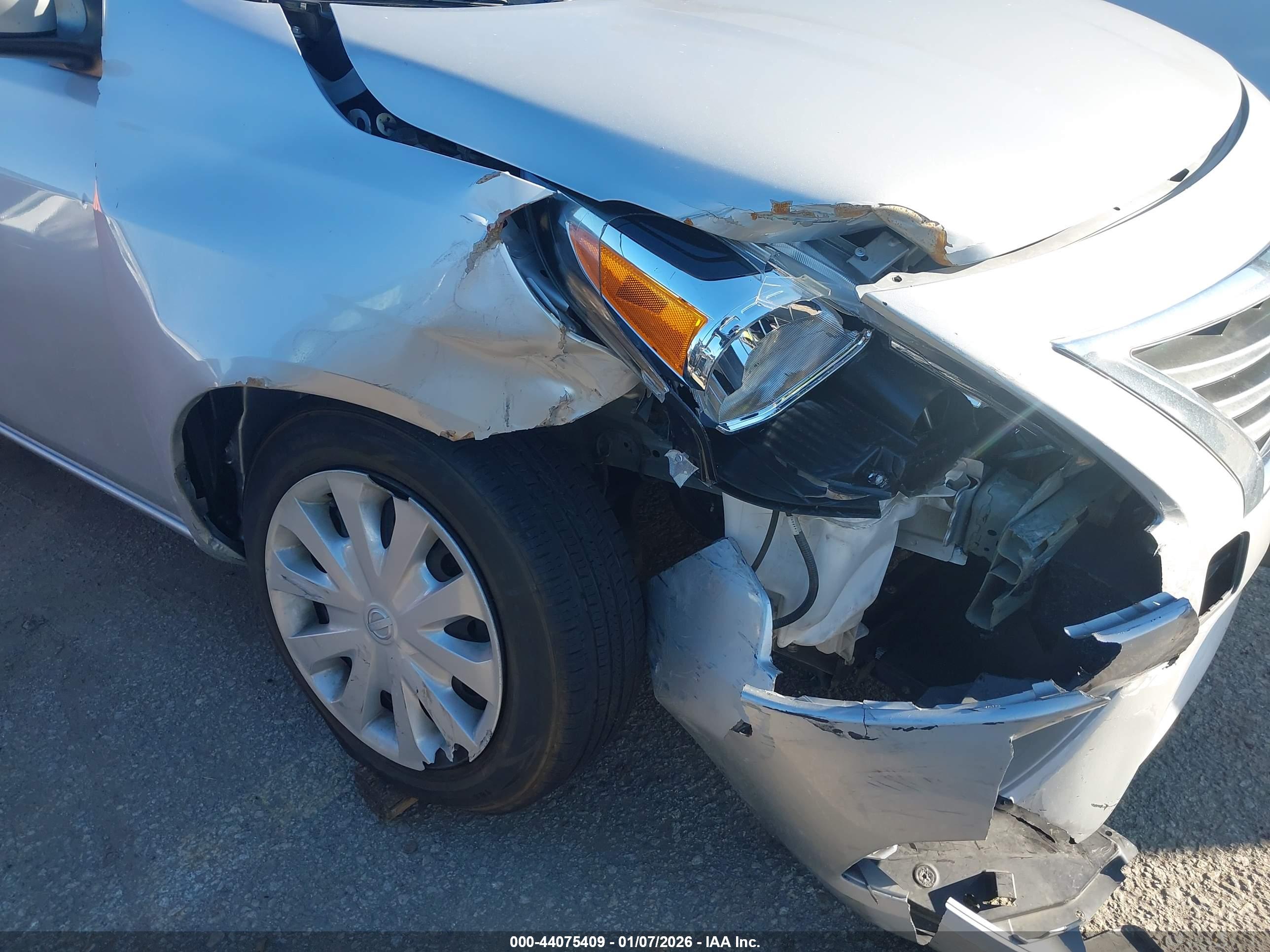 NISSAN VERSA image 6
