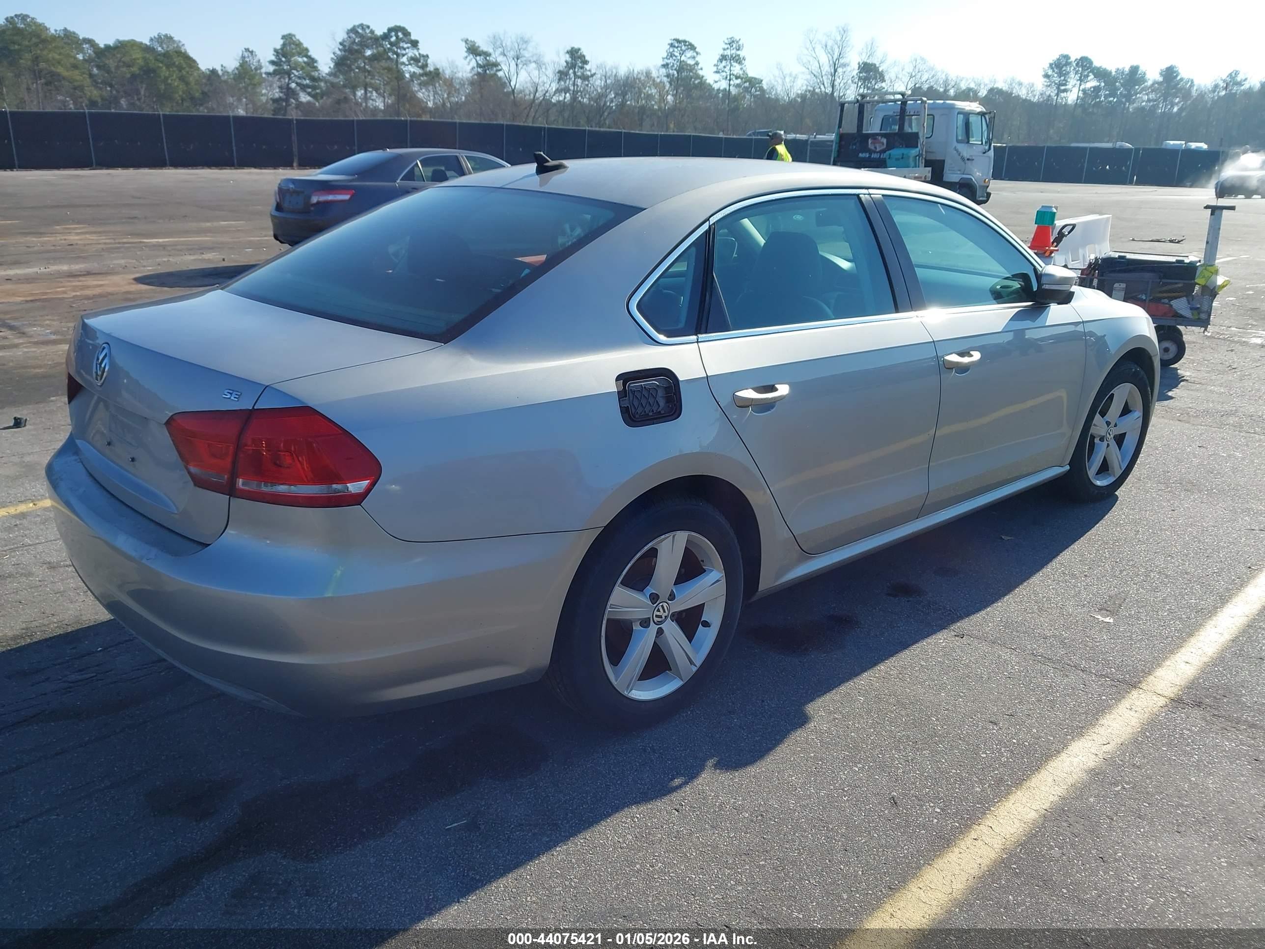 VOLKSWAGEN PASSAT image 4