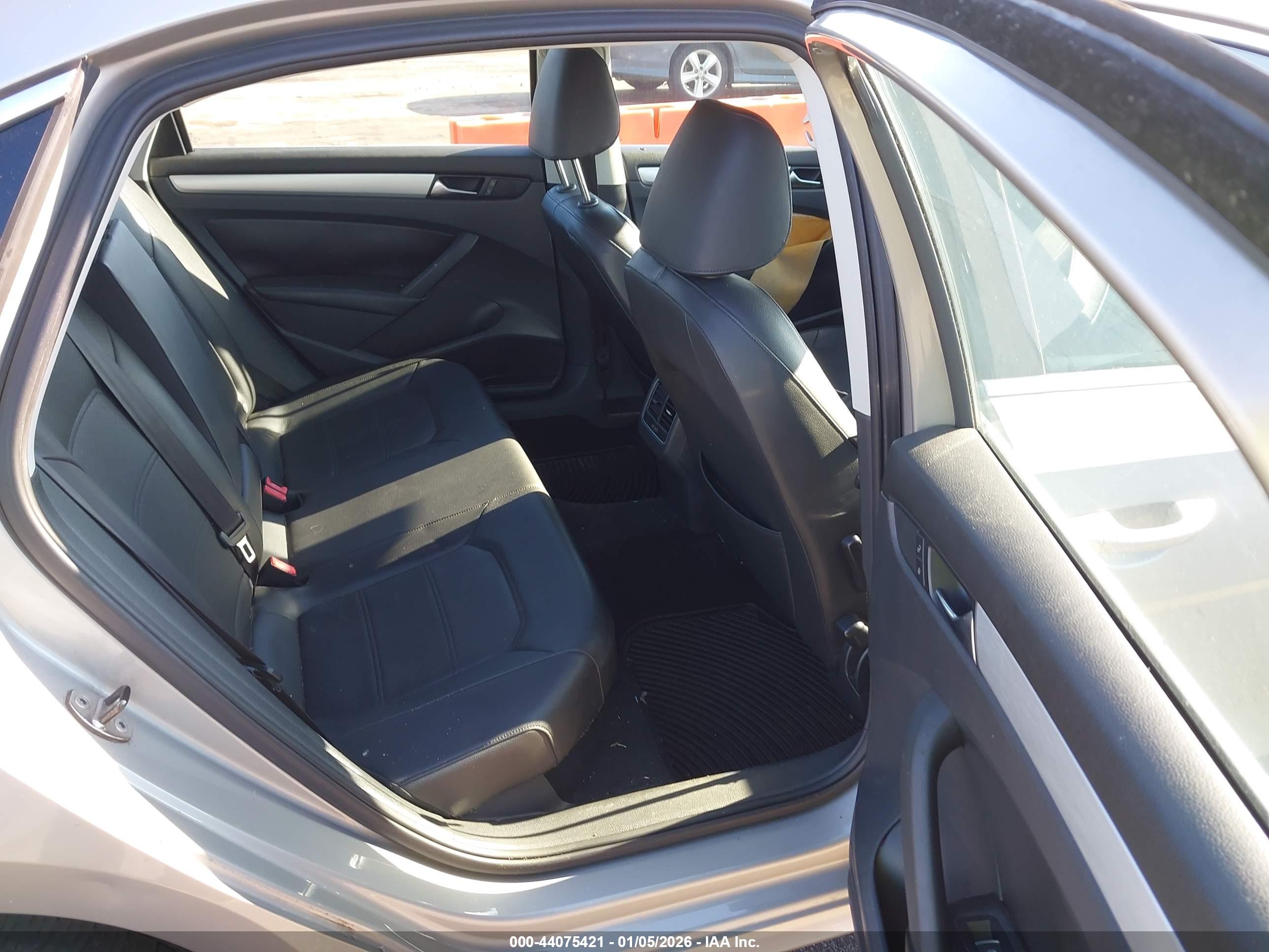 VOLKSWAGEN PASSAT image 8