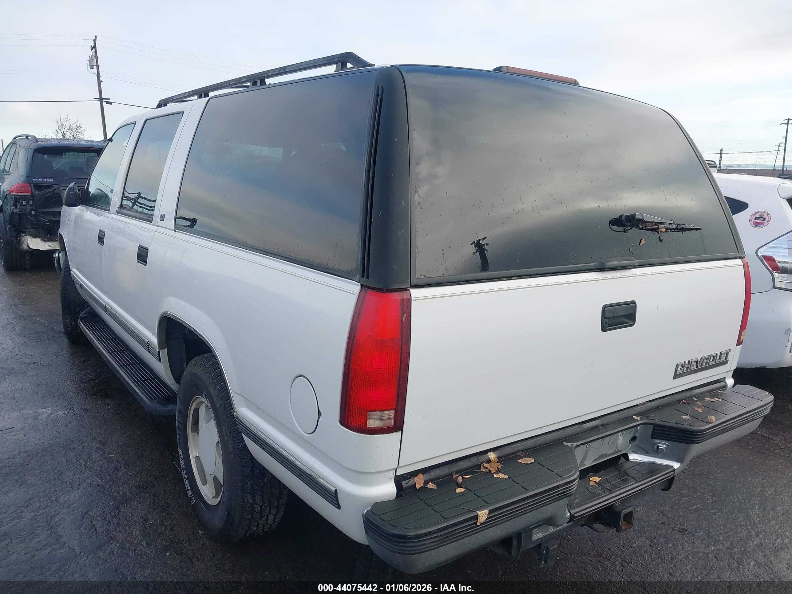 CHEVROLET SUBURBAN image 3