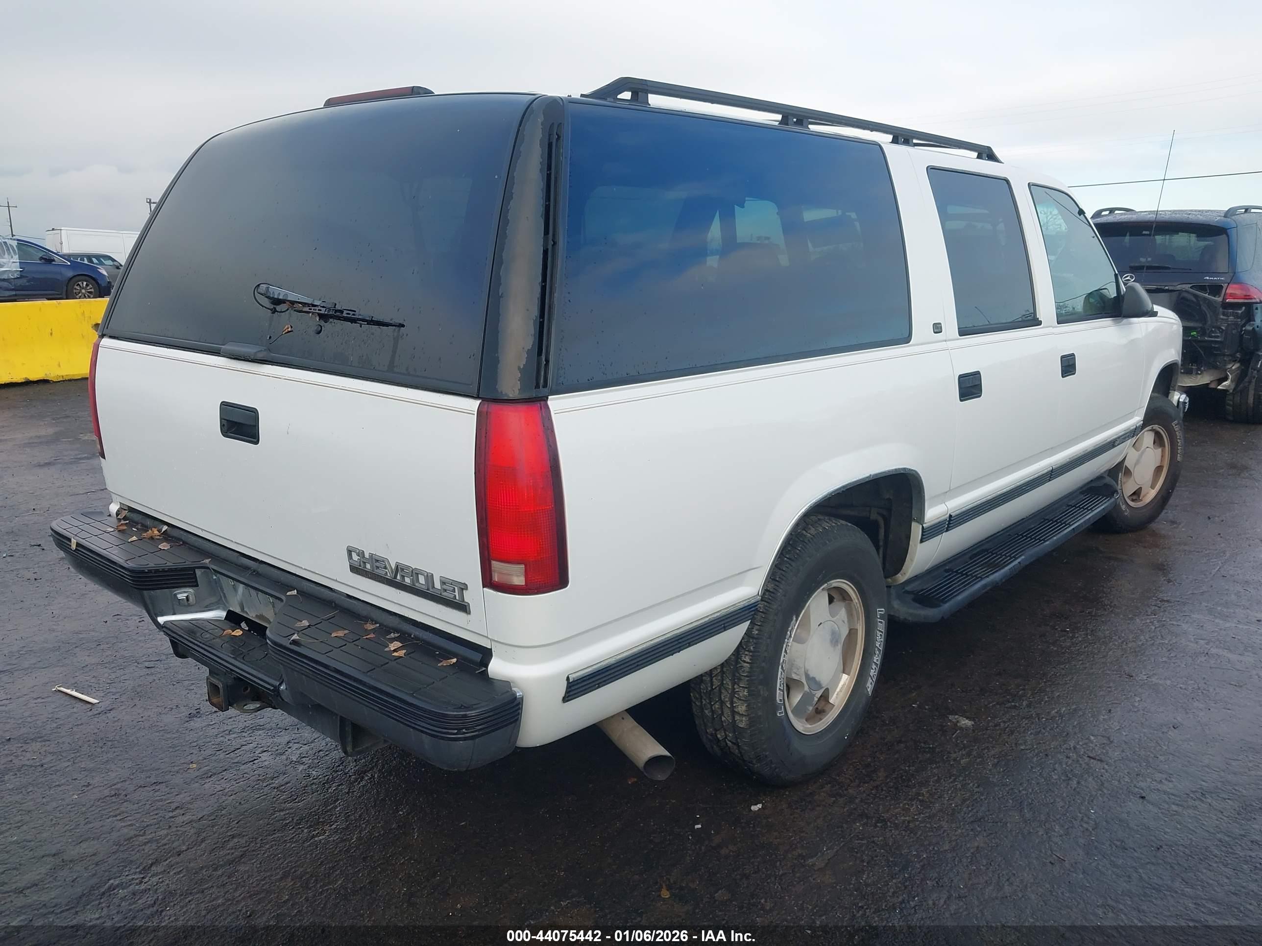 CHEVROLET SUBURBAN image 4
