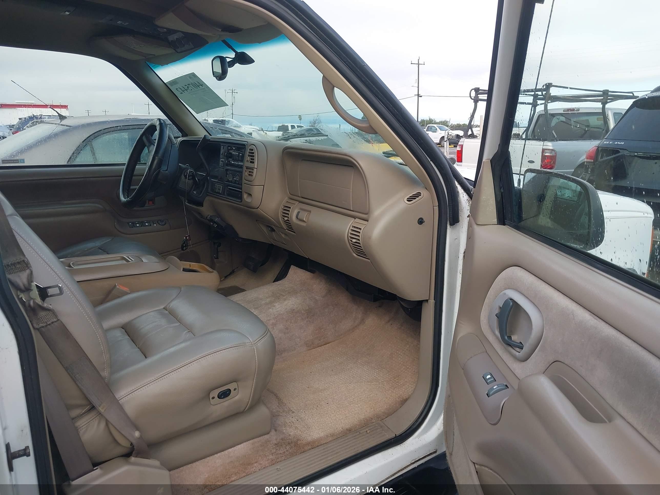 CHEVROLET SUBURBAN image 5