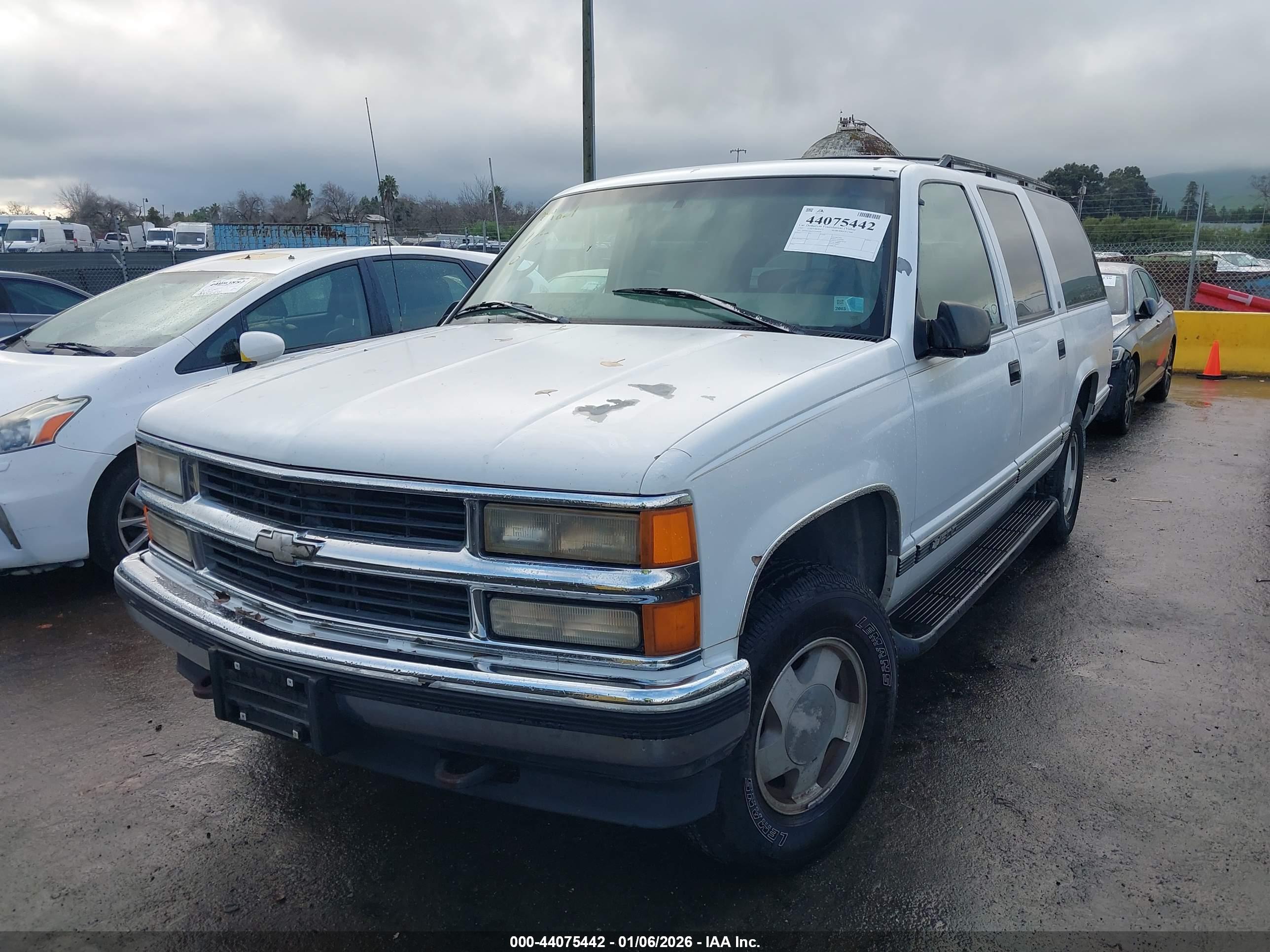 CHEVROLET SUBURBAN image 6
