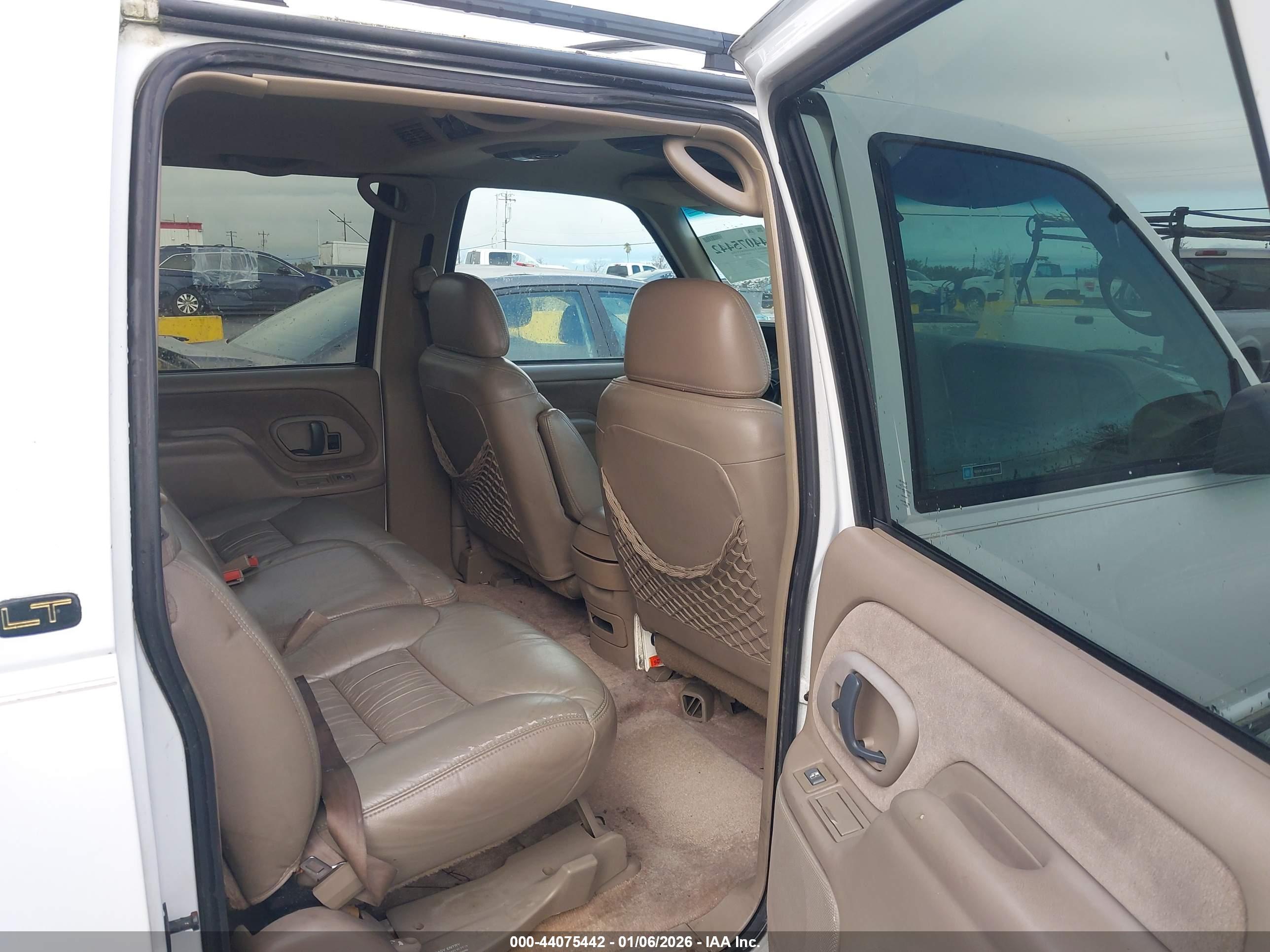 CHEVROLET SUBURBAN image 8