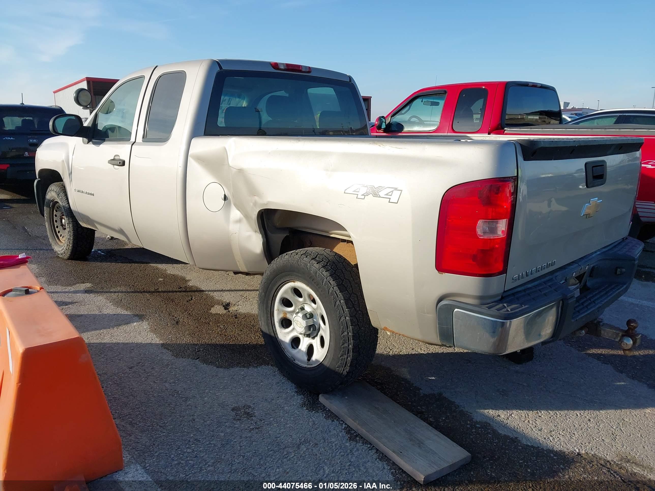CHEVROLET SILVERADO image 3