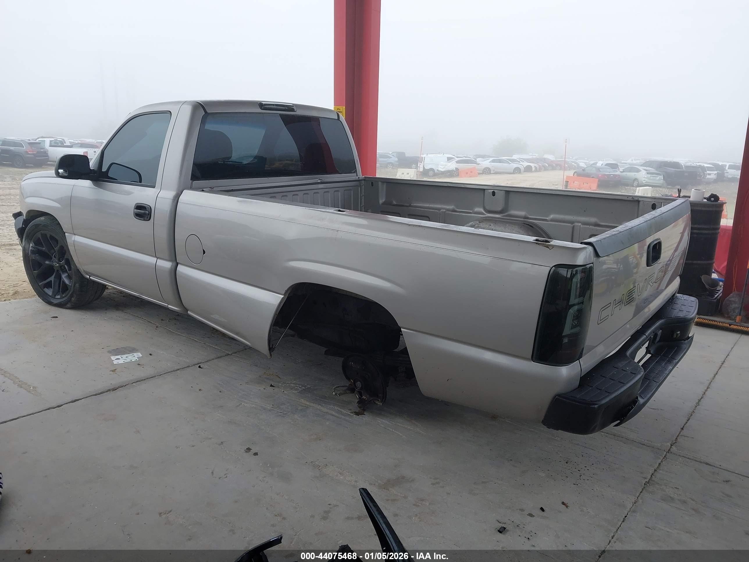 CHEVROLET SILVERADO image 3
