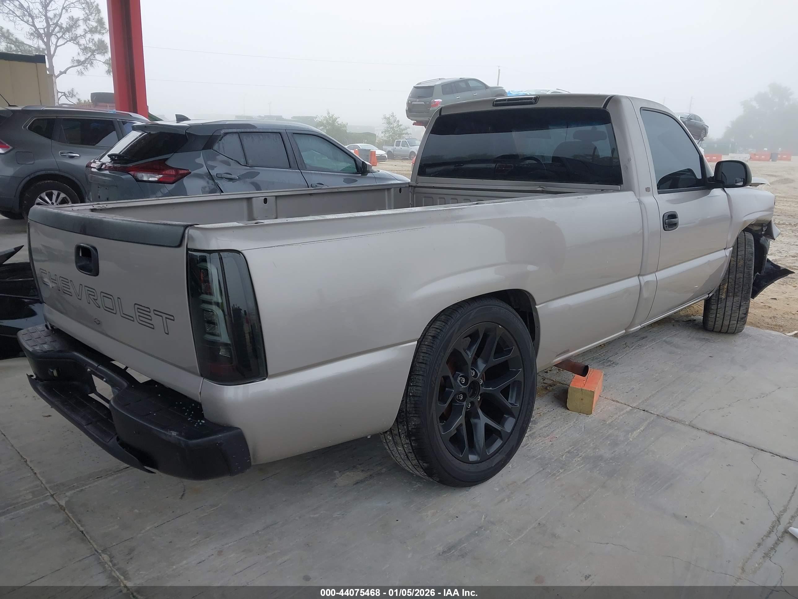 CHEVROLET SILVERADO image 4