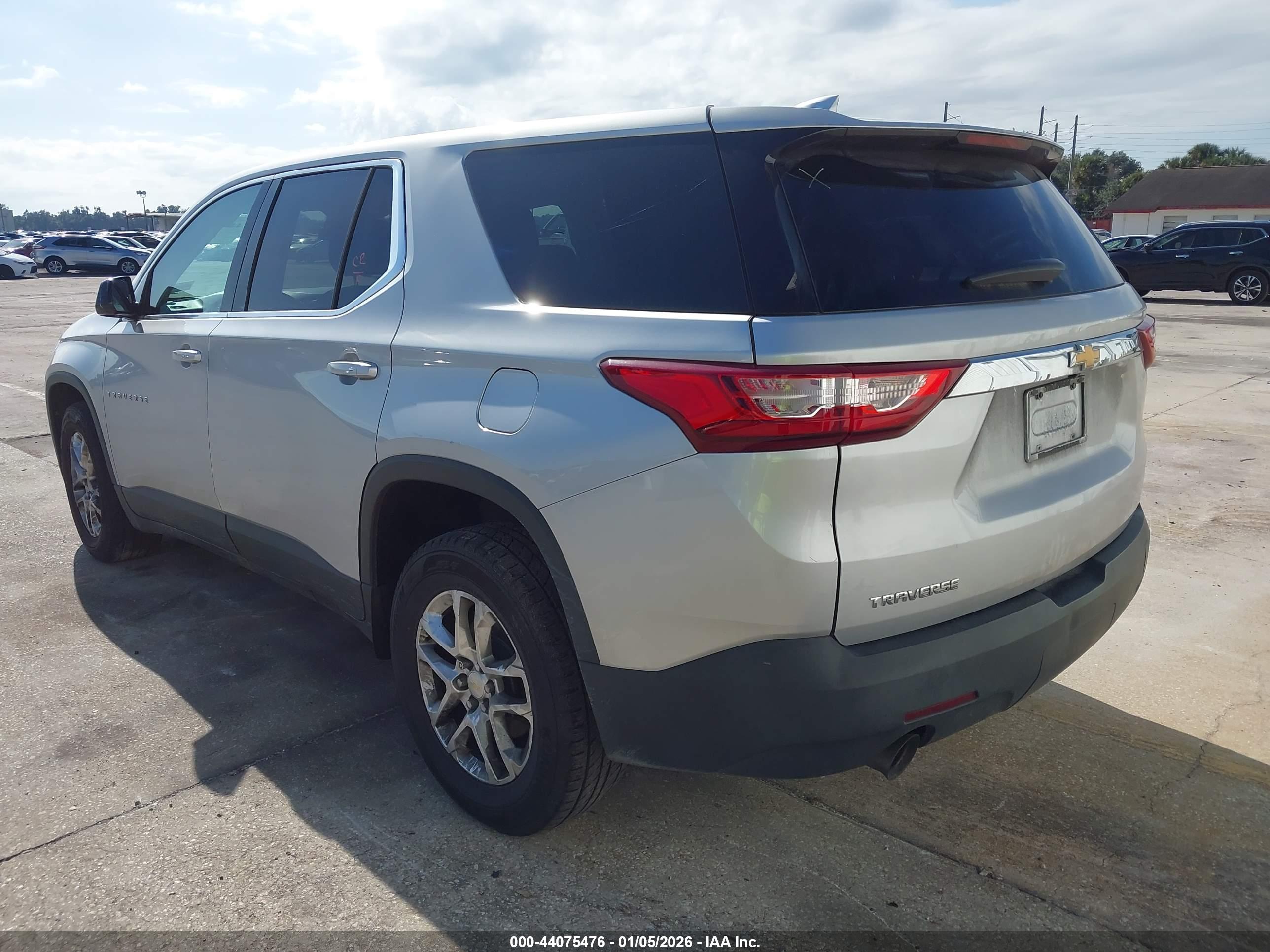 CHEVROLET TRAVERSE image 3