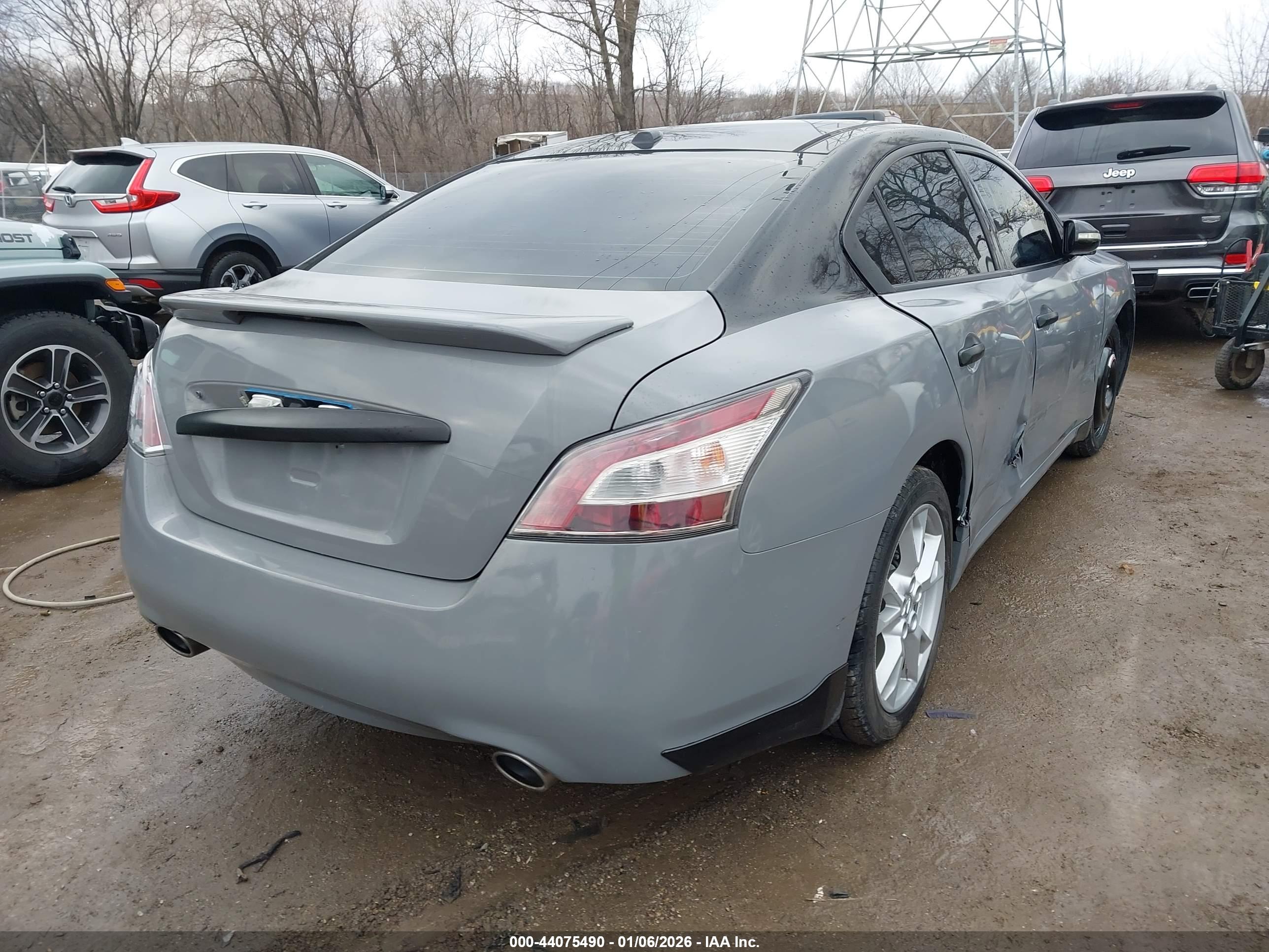 NISSAN MAXIMA image 4