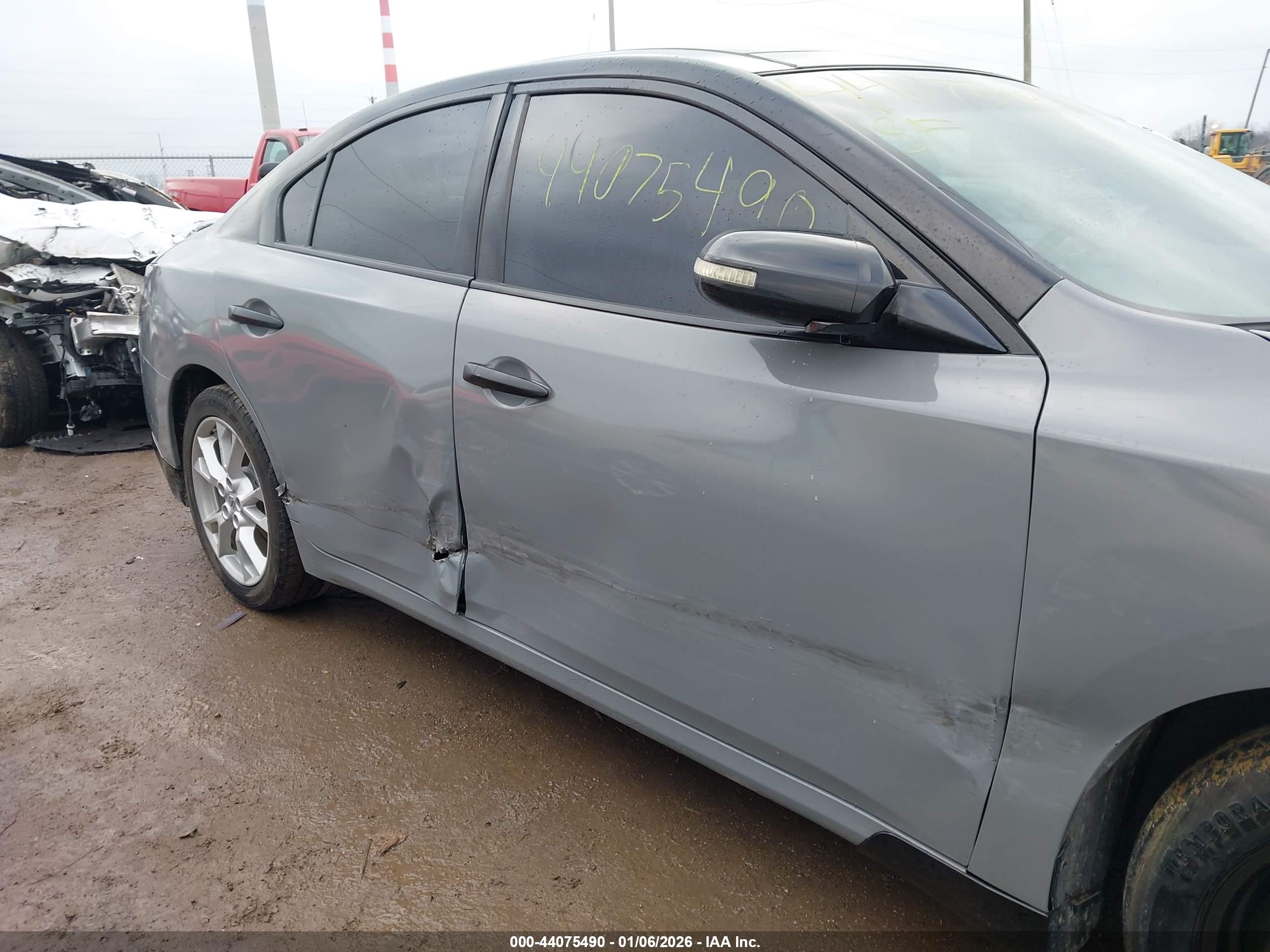 NISSAN MAXIMA image 6