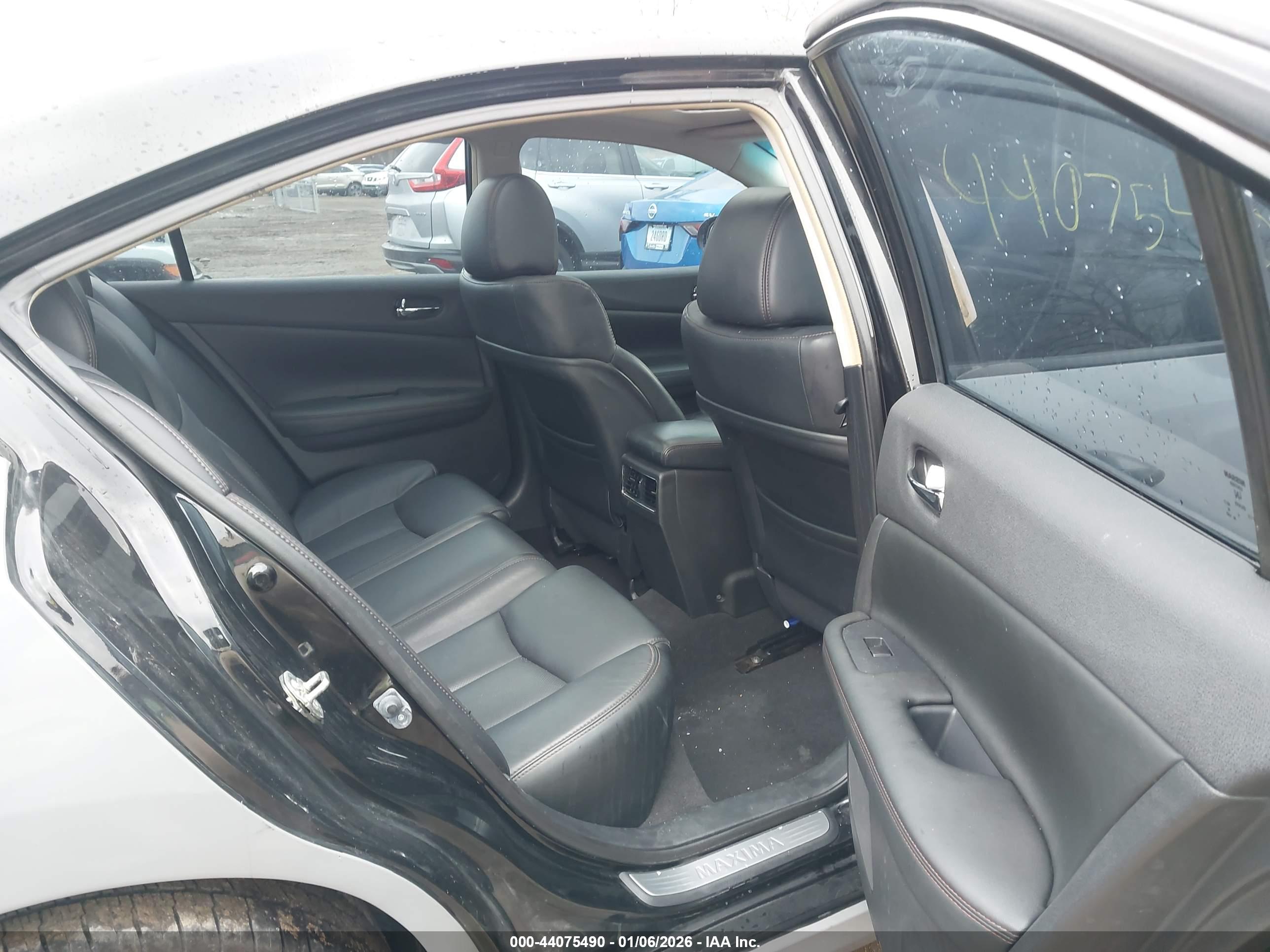 NISSAN MAXIMA image 8