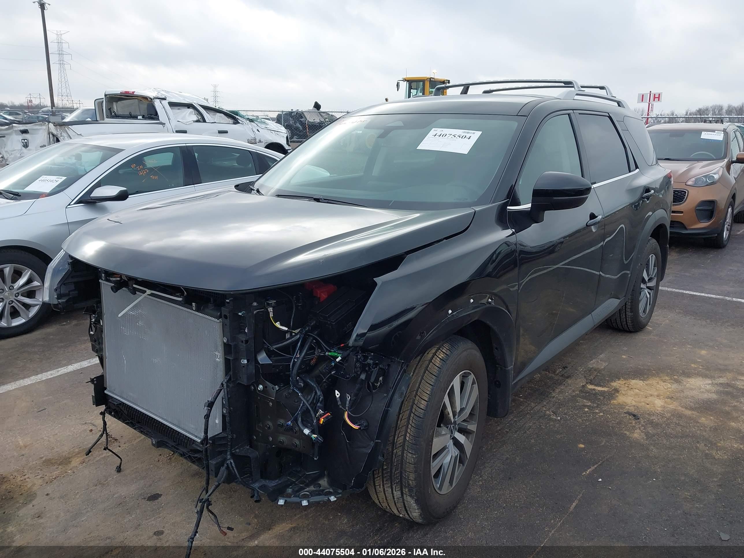 NISSAN PATHFINDER image 2