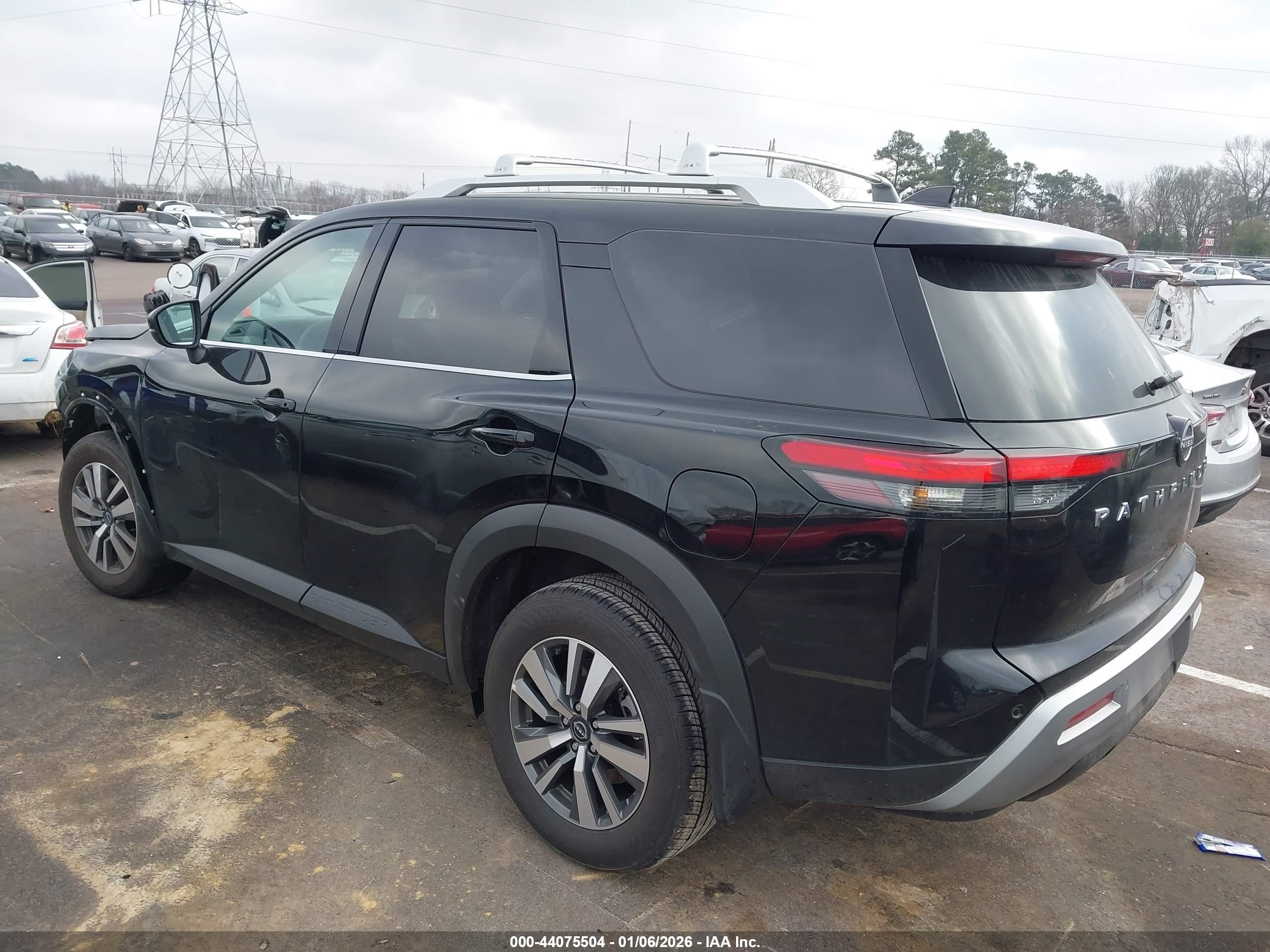 NISSAN PATHFINDER image 3