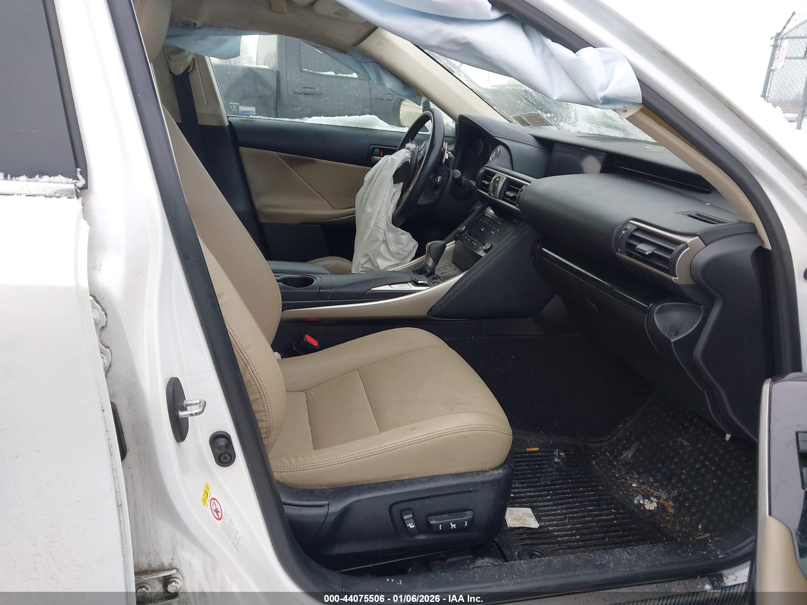 LEXUS IS image 5