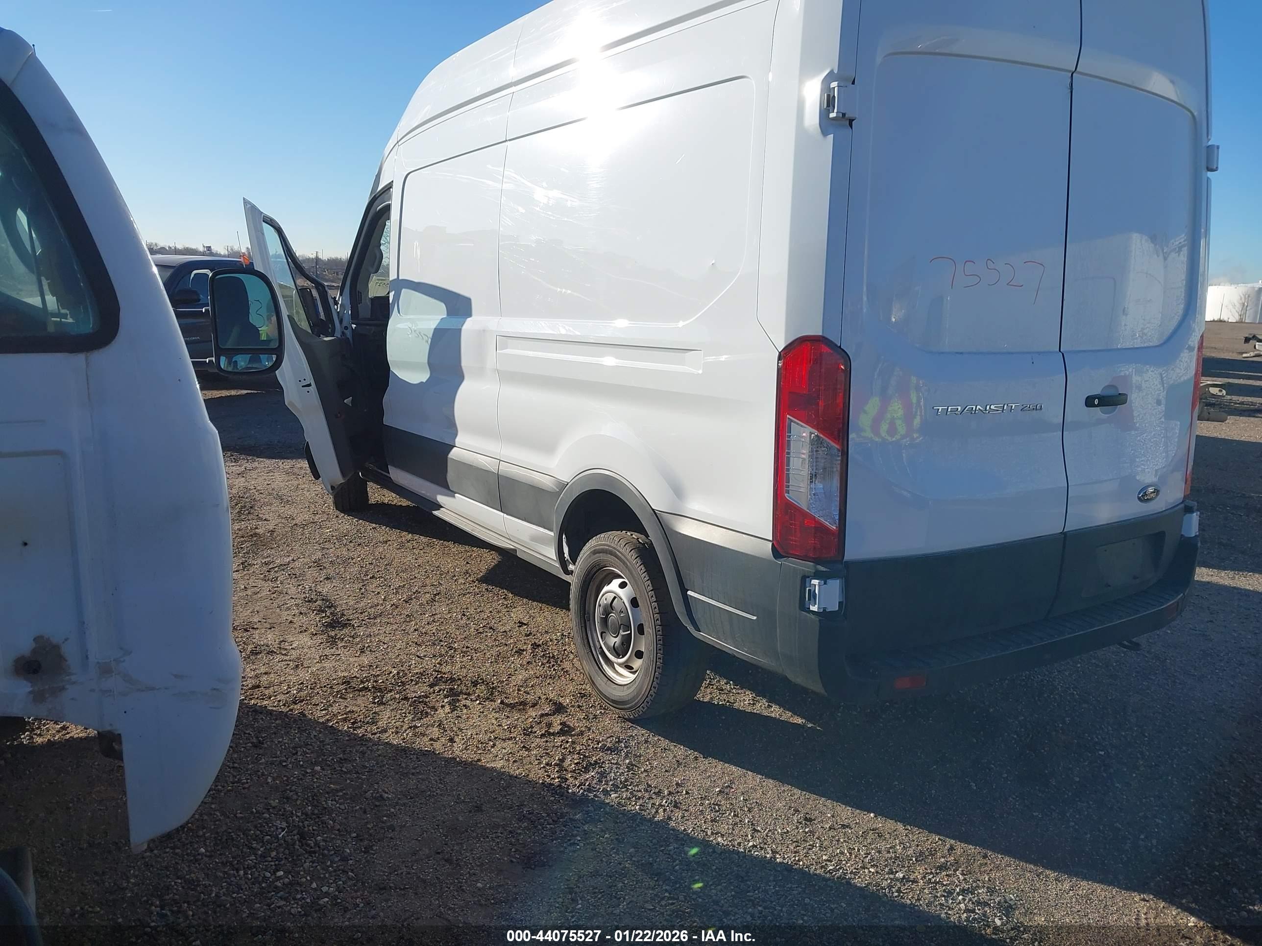 FORD TRANSIT-250 image 3