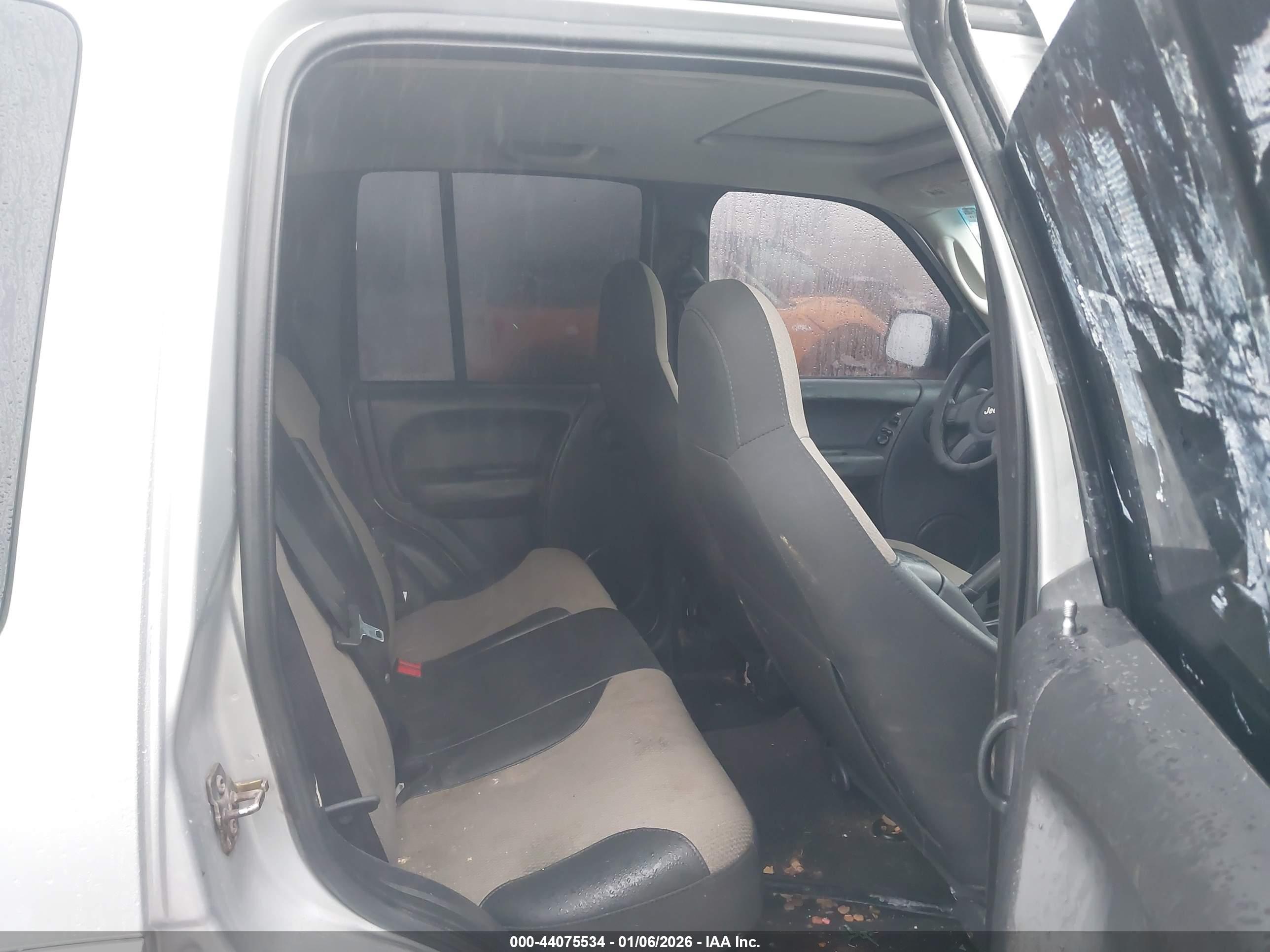 JEEP LIBERTY image 8