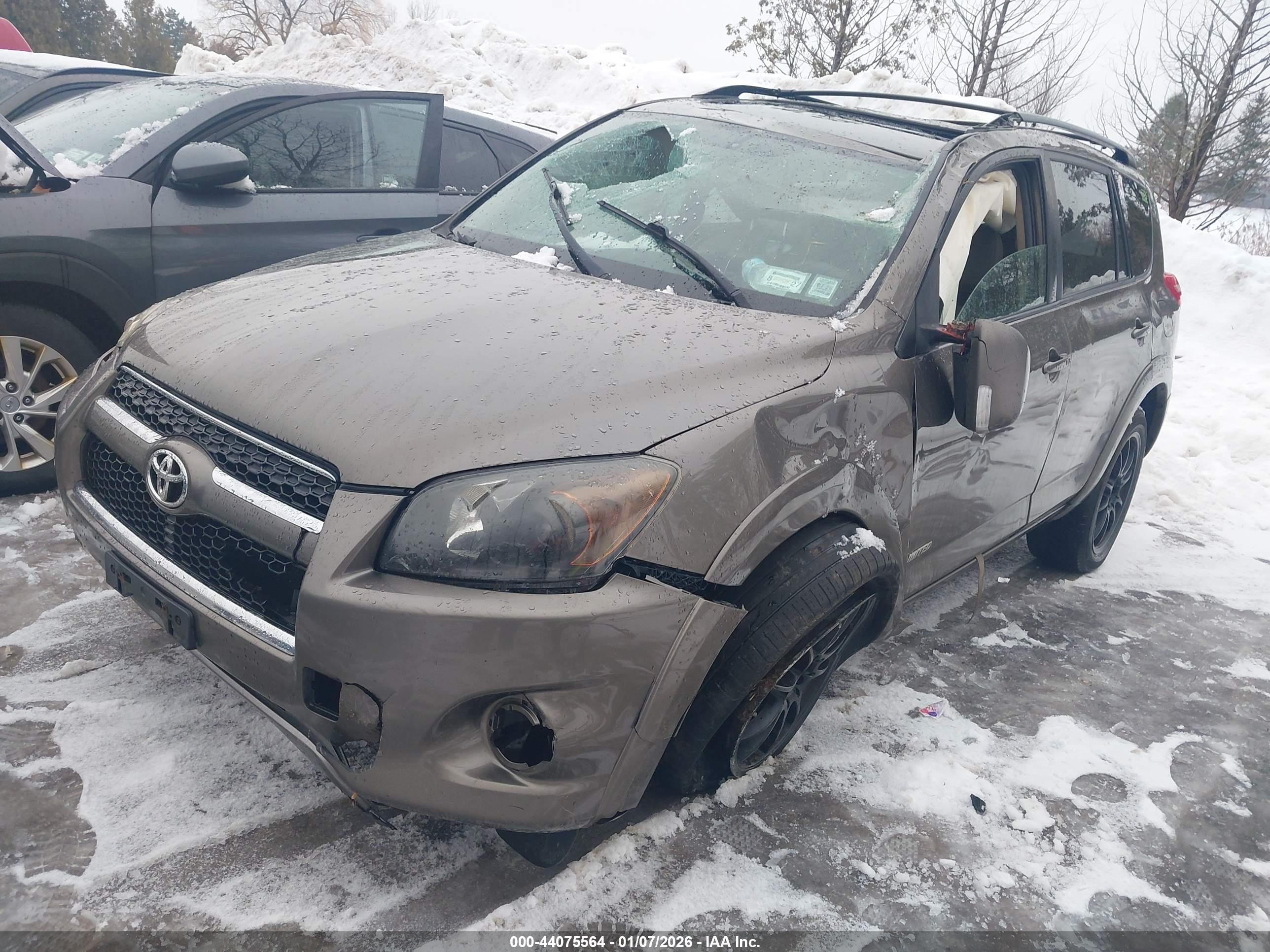 TOYOTA RAV4 image 2