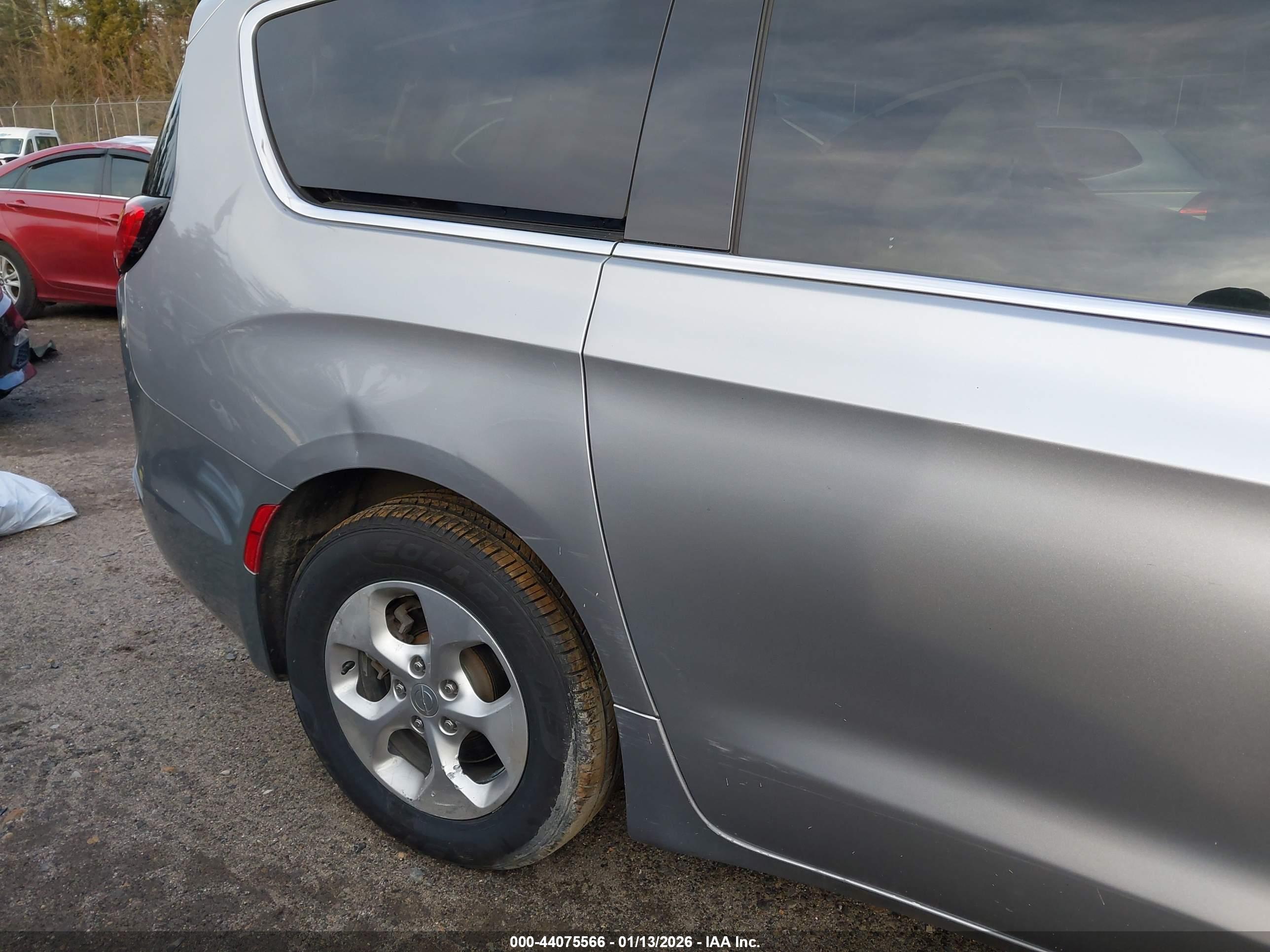 CHRYSLER PACIFICA image 6