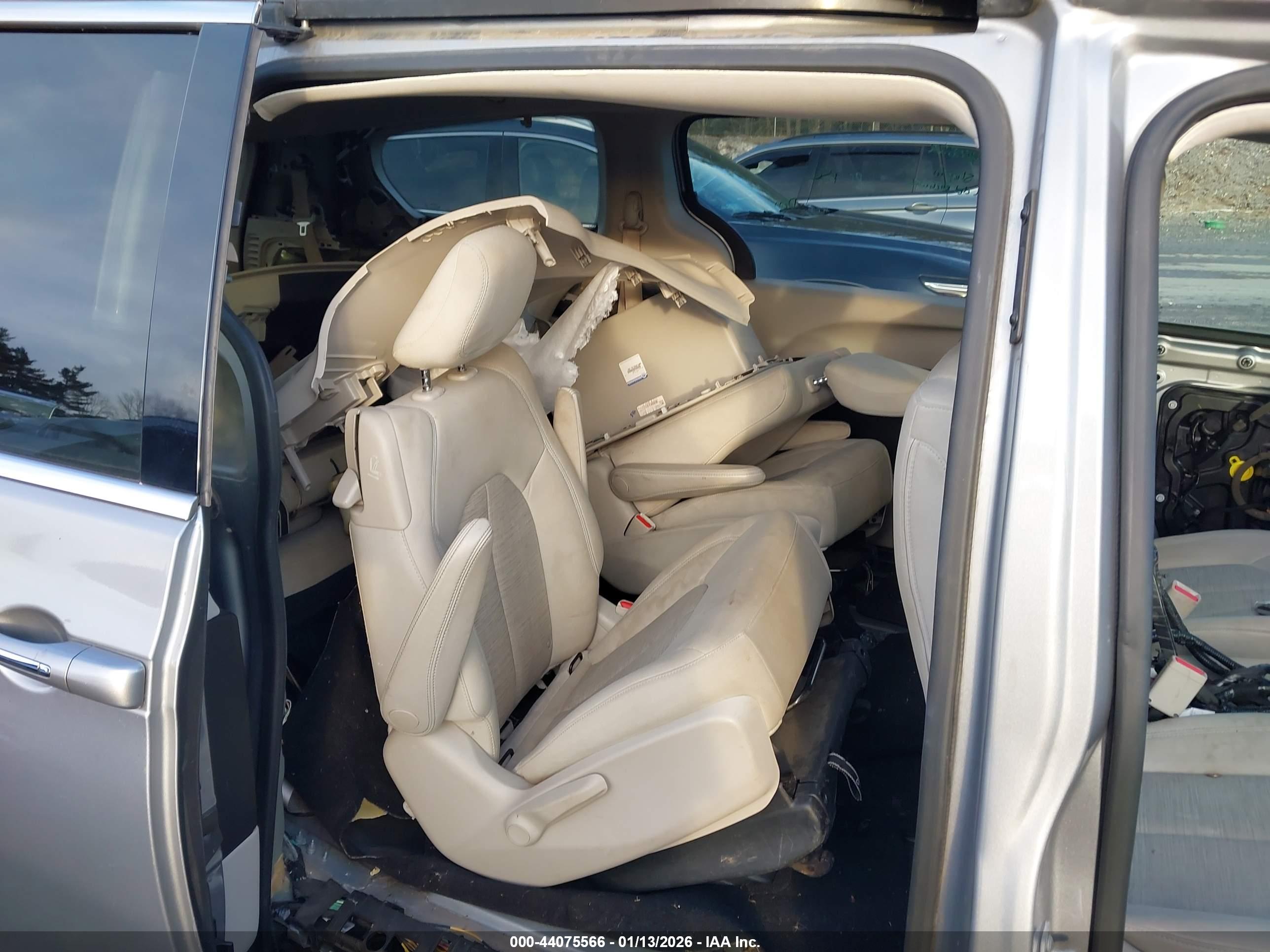 CHRYSLER PACIFICA image 8