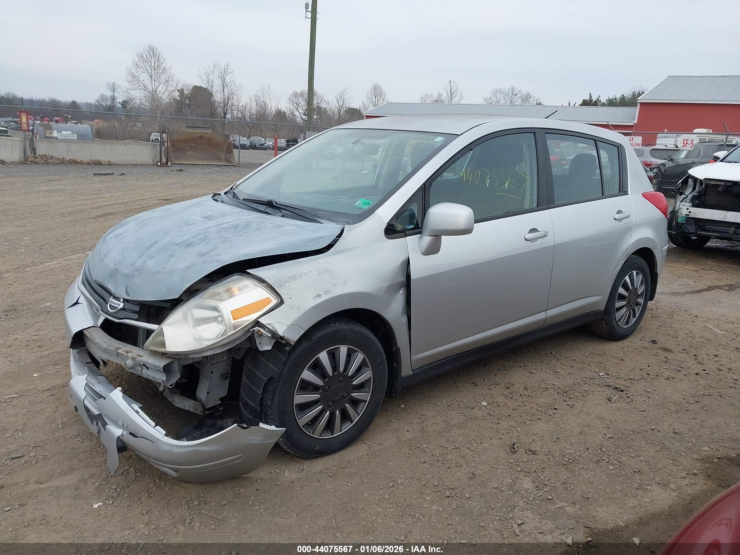 NISSAN VERSA image 2