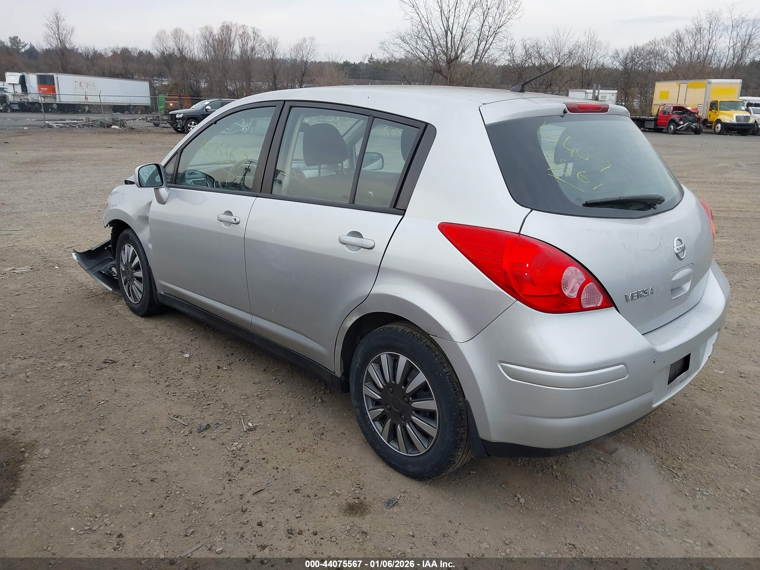 NISSAN VERSA image 3