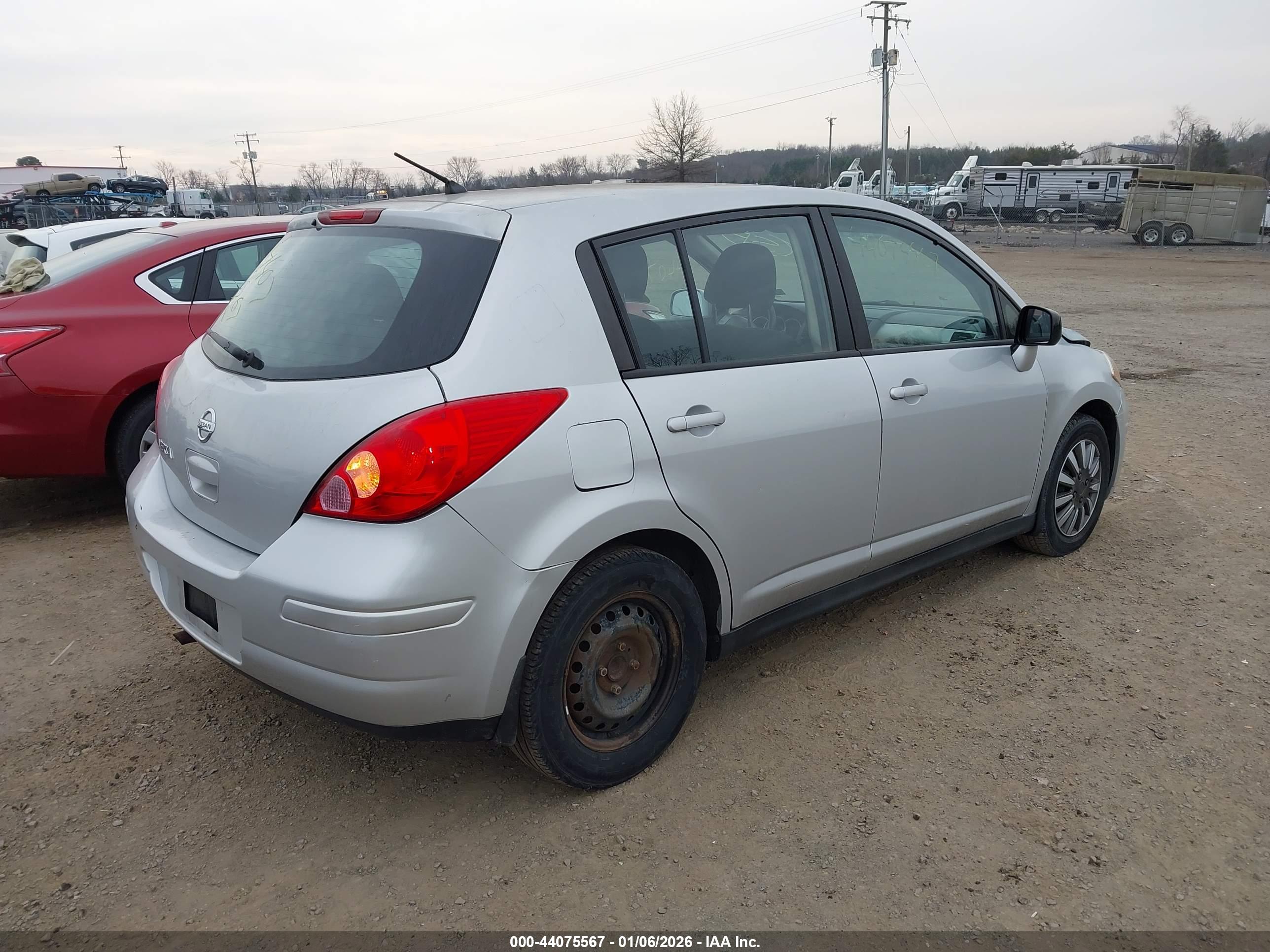 NISSAN VERSA image 4