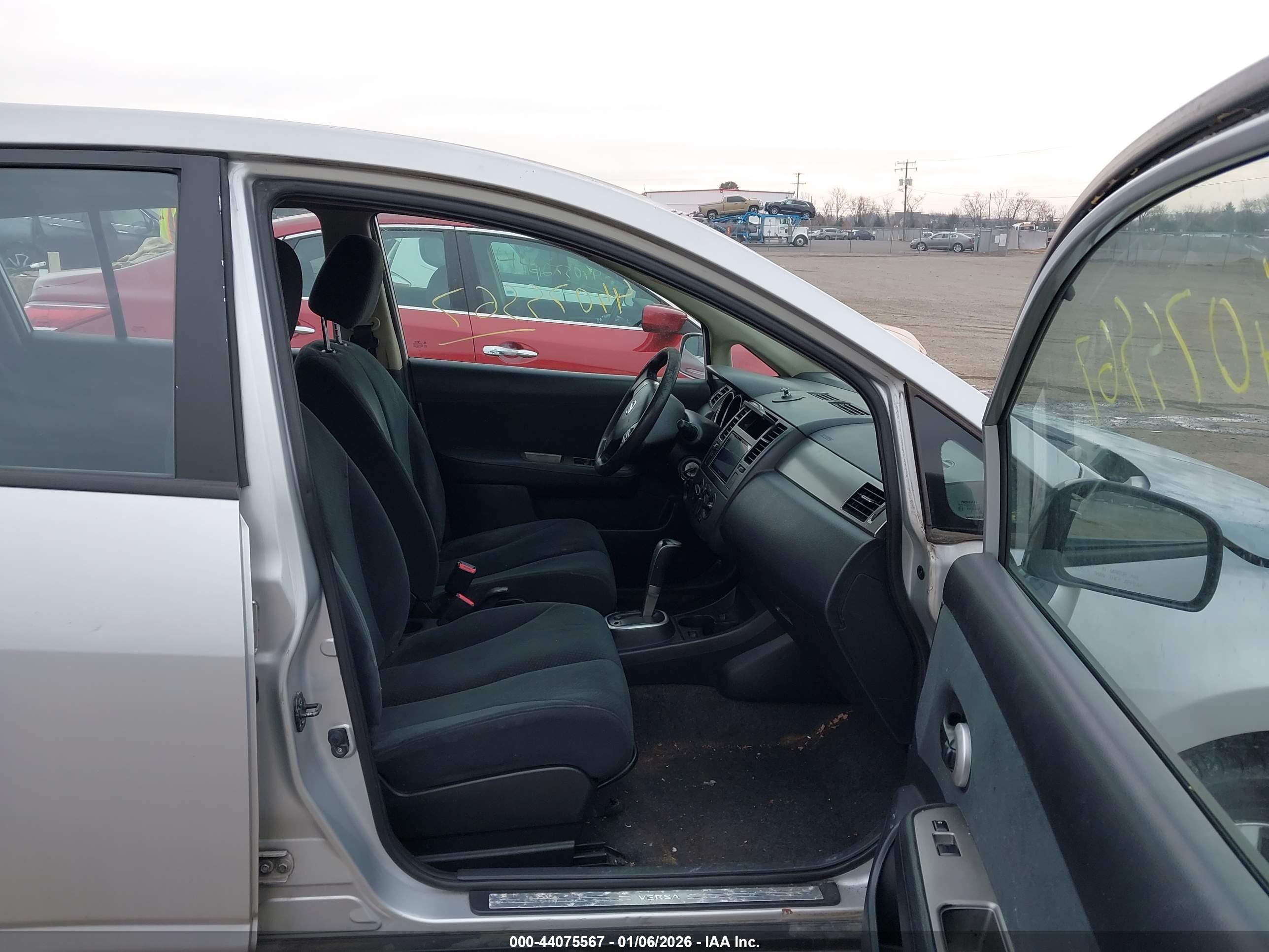 NISSAN VERSA image 5