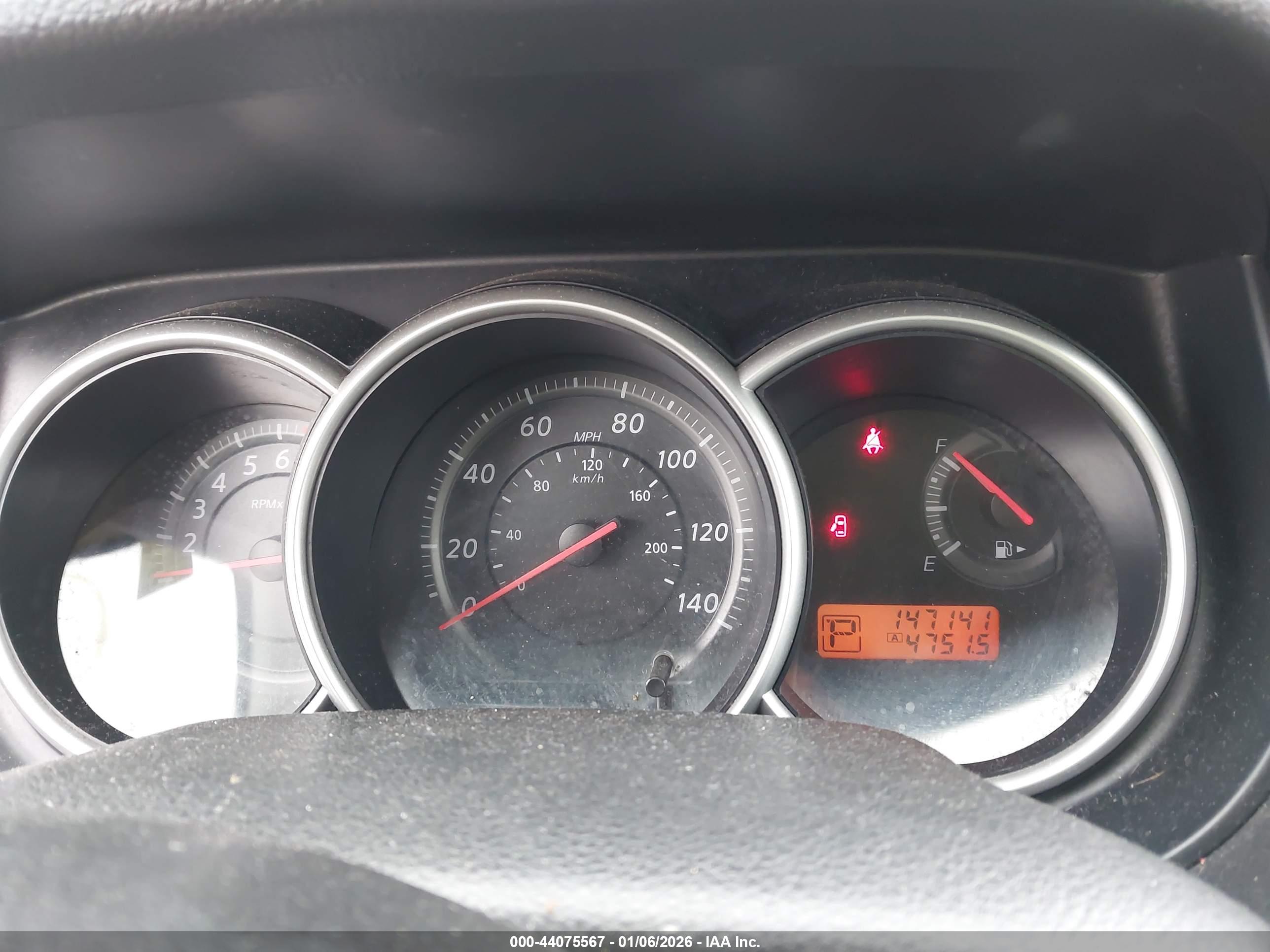 NISSAN VERSA image 7