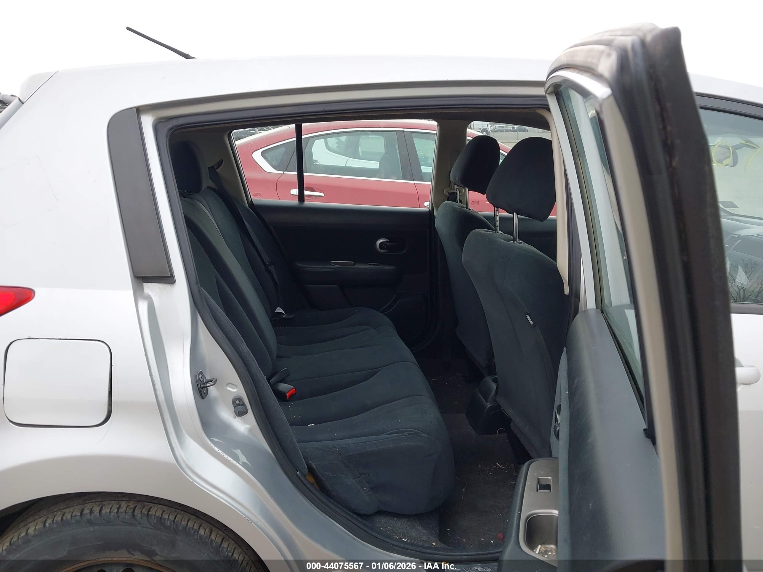 NISSAN VERSA image 8