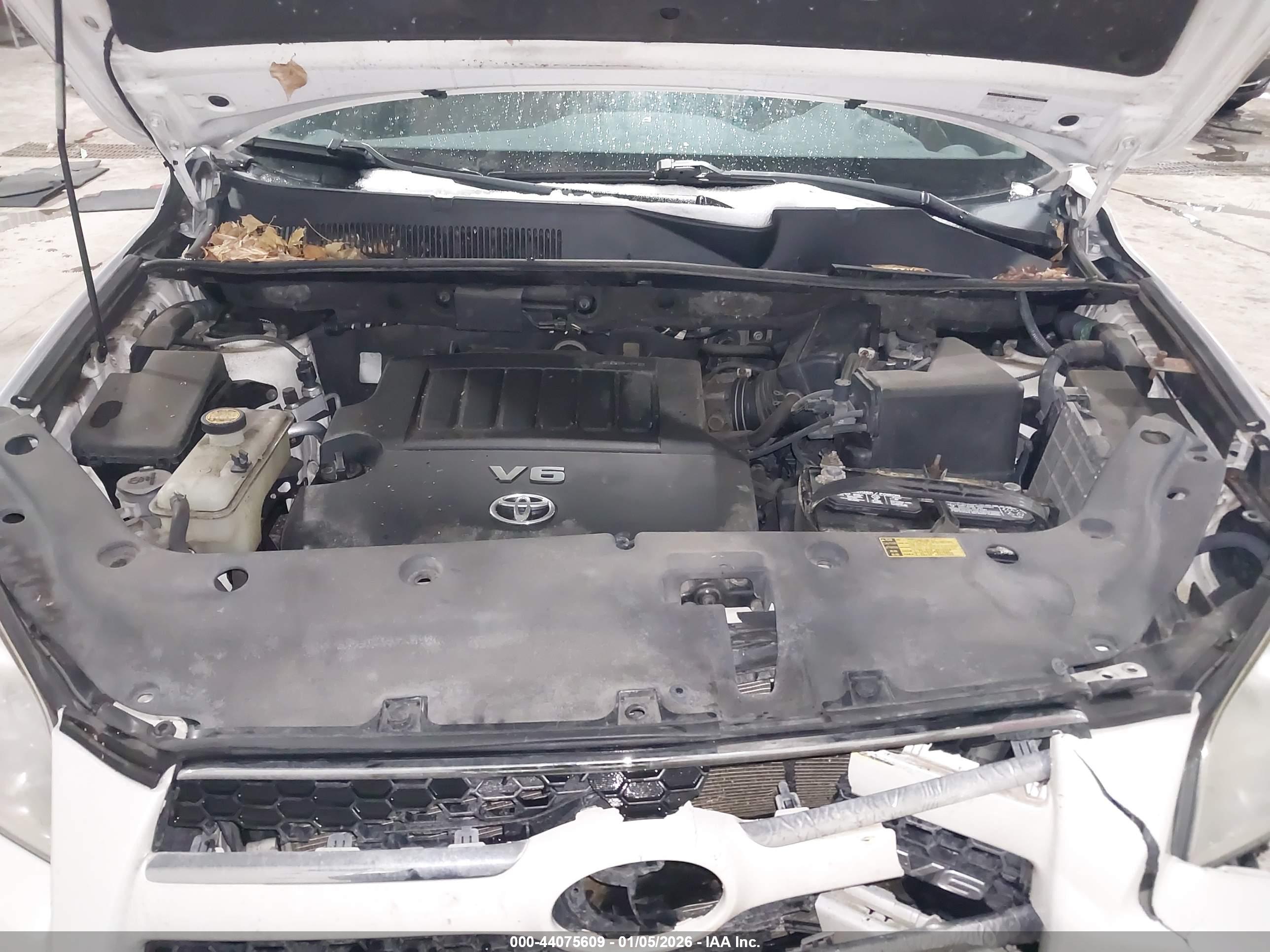 TOYOTA RAV4 image 10