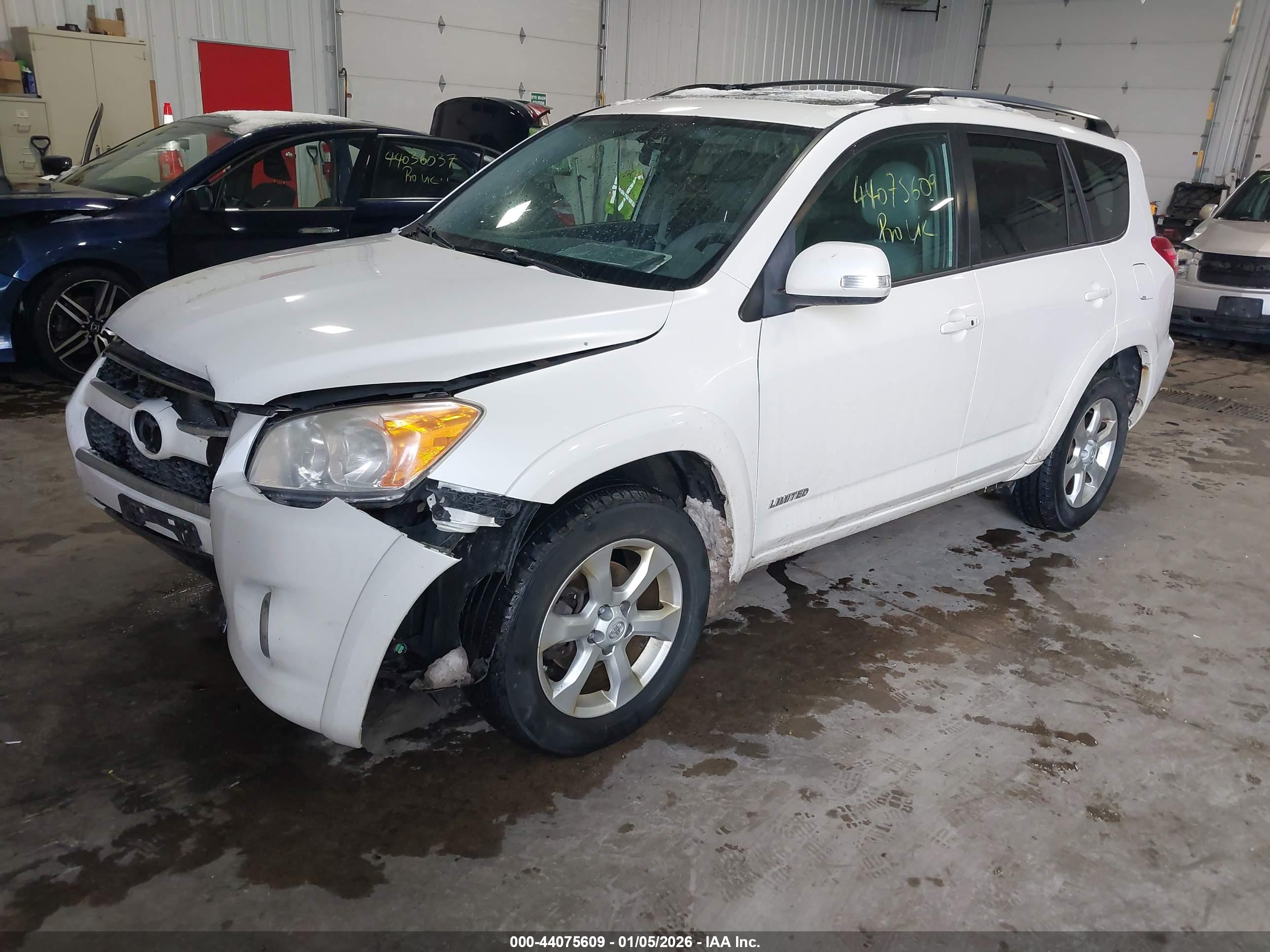 TOYOTA RAV4 image 2