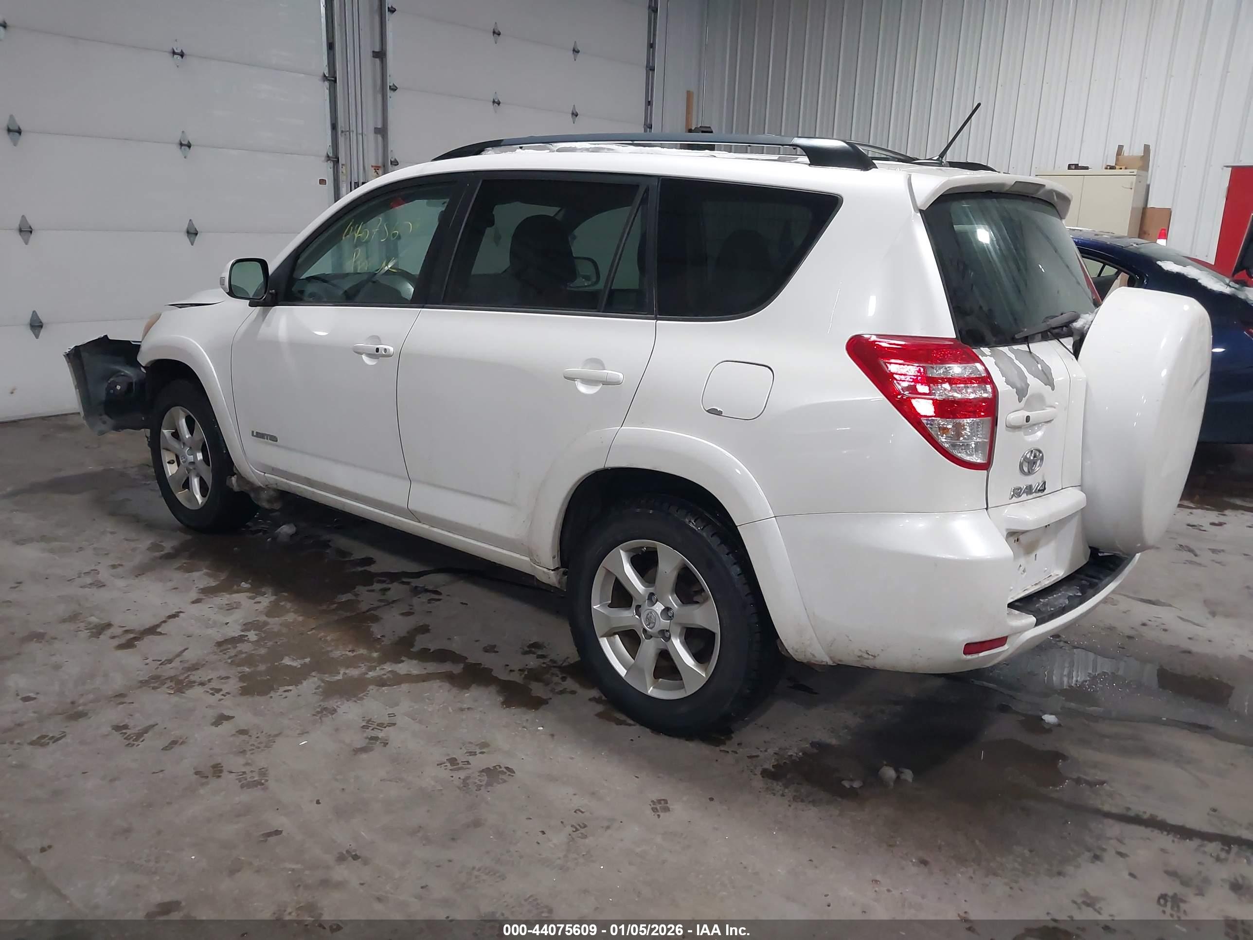 TOYOTA RAV4 image 3
