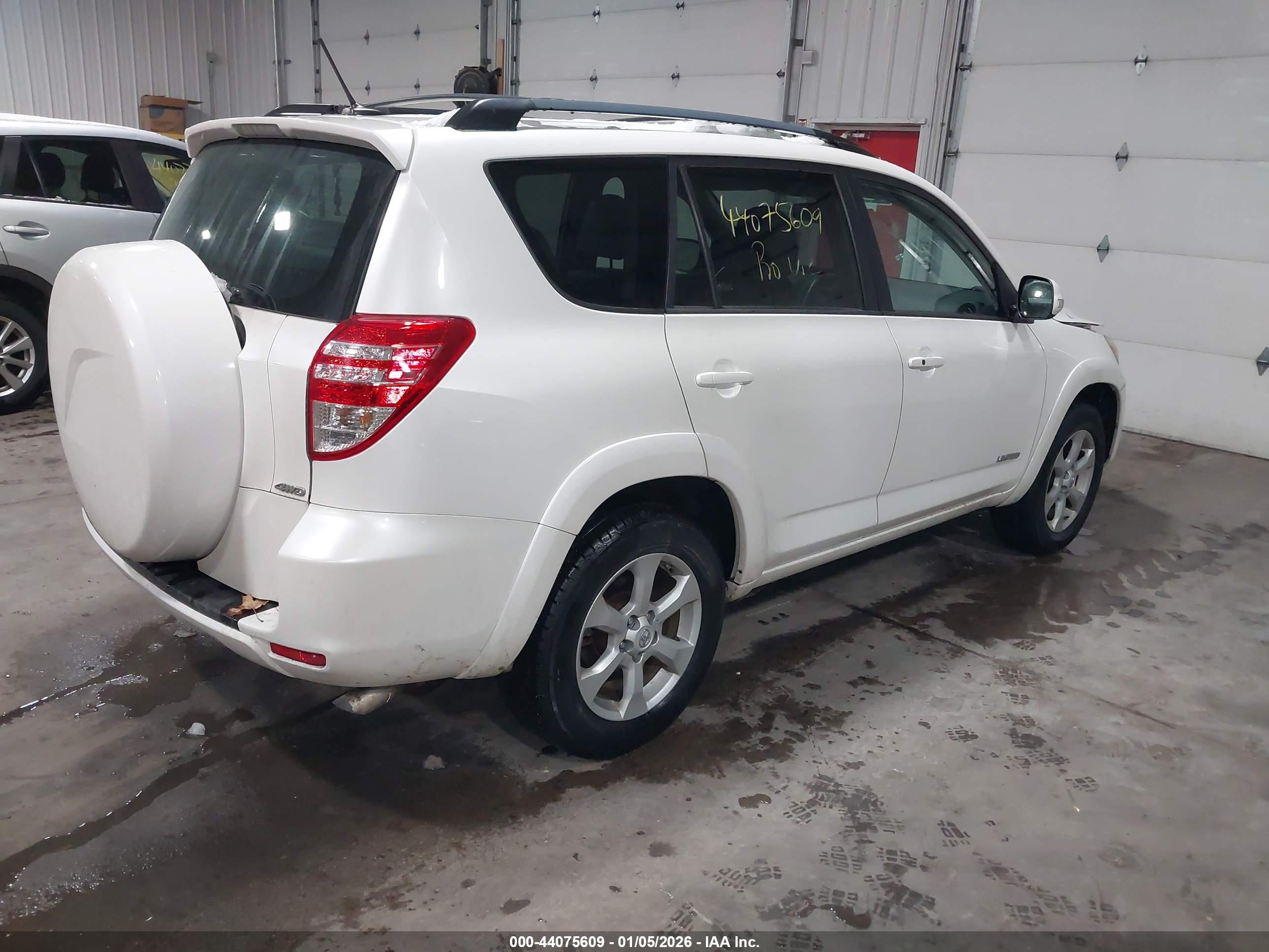 TOYOTA RAV4 image 4