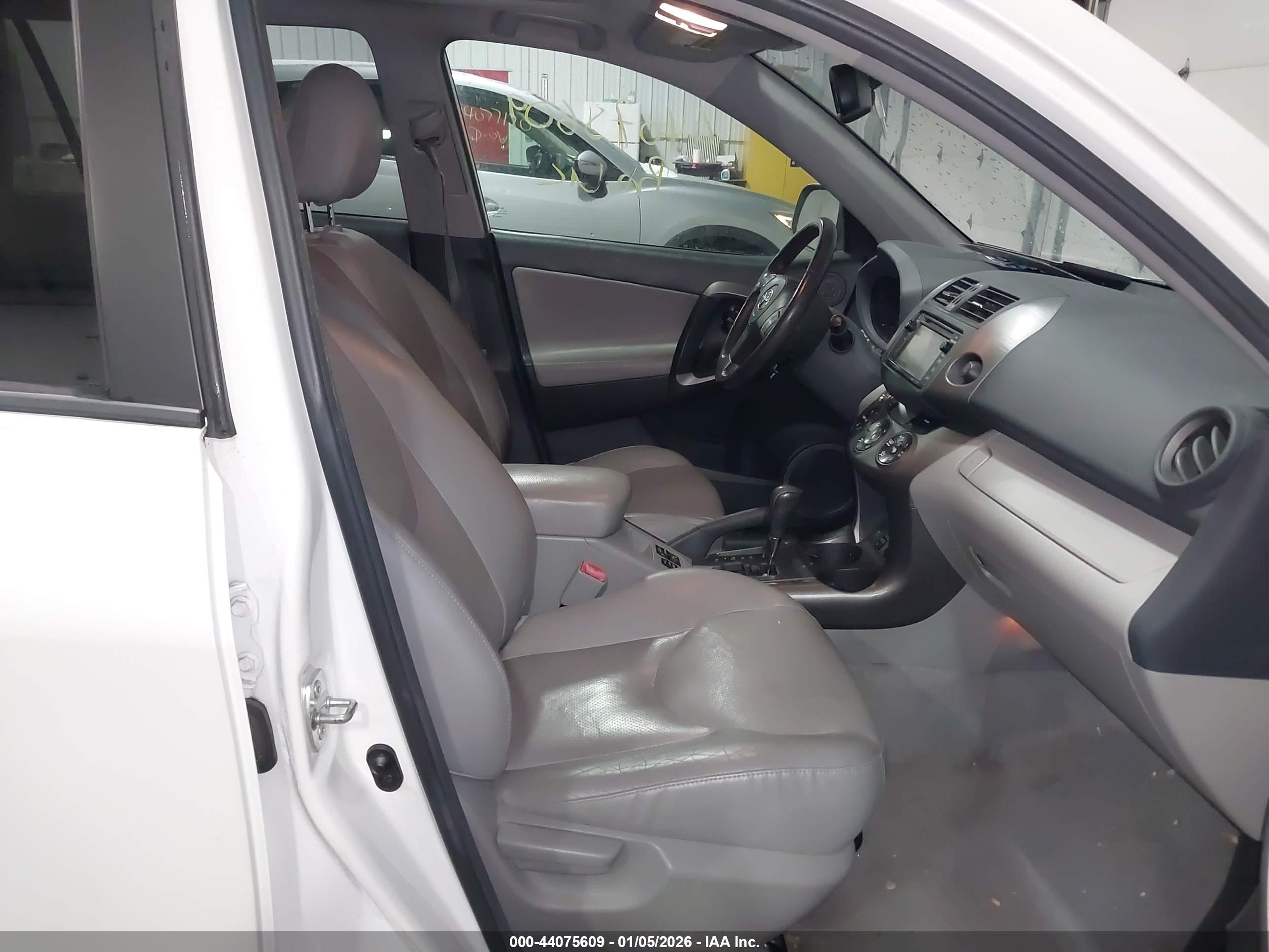TOYOTA RAV4 image 5