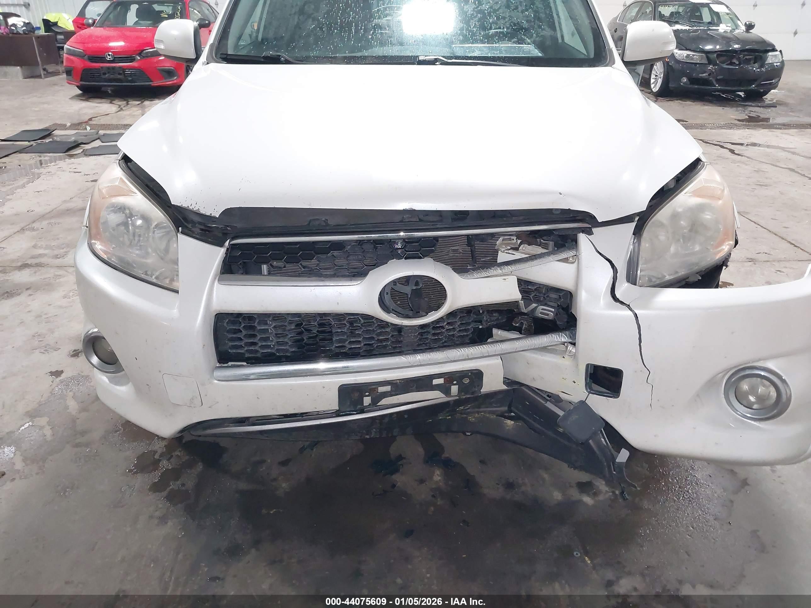 TOYOTA RAV4 image 6