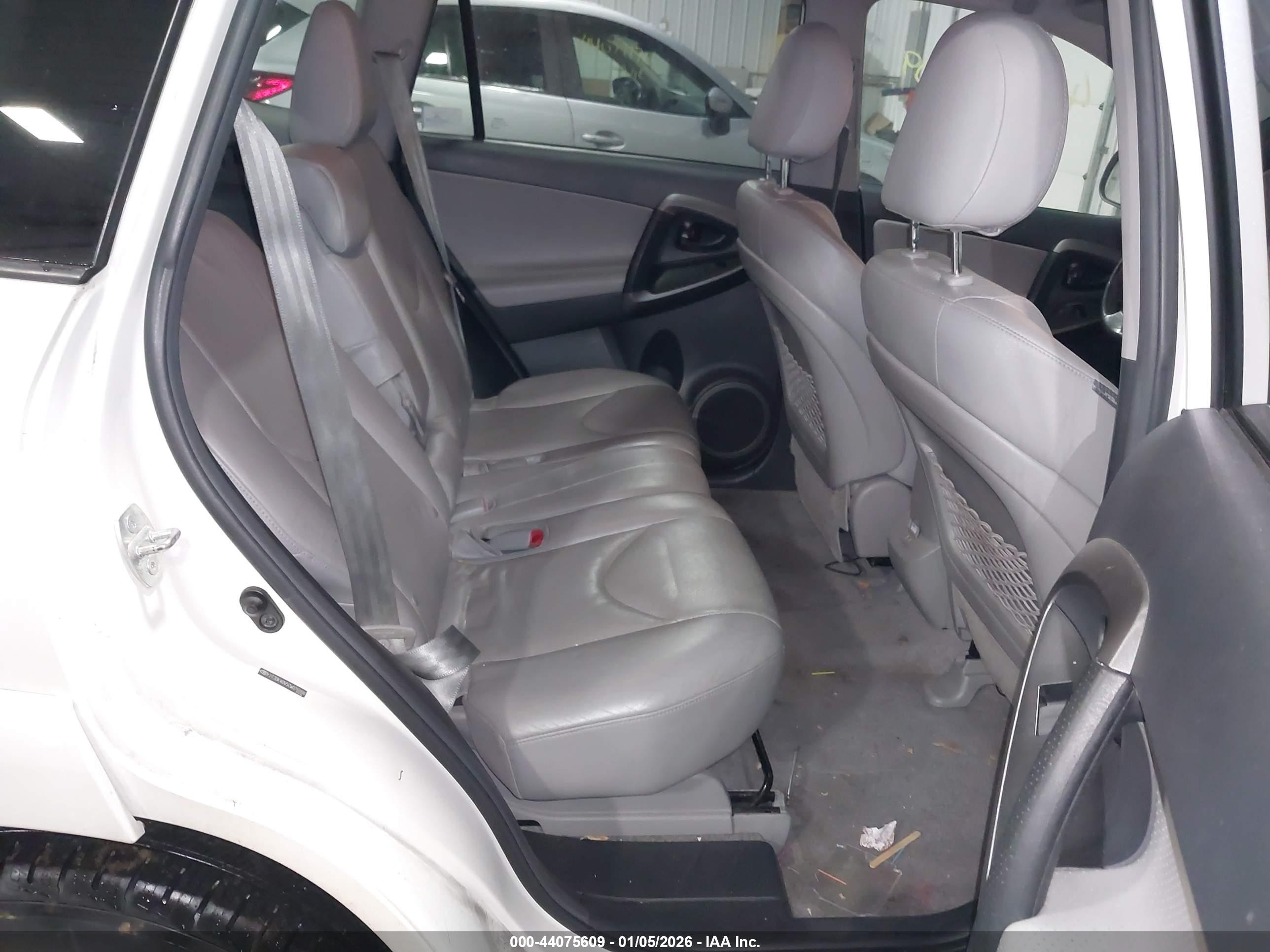 TOYOTA RAV4 image 8